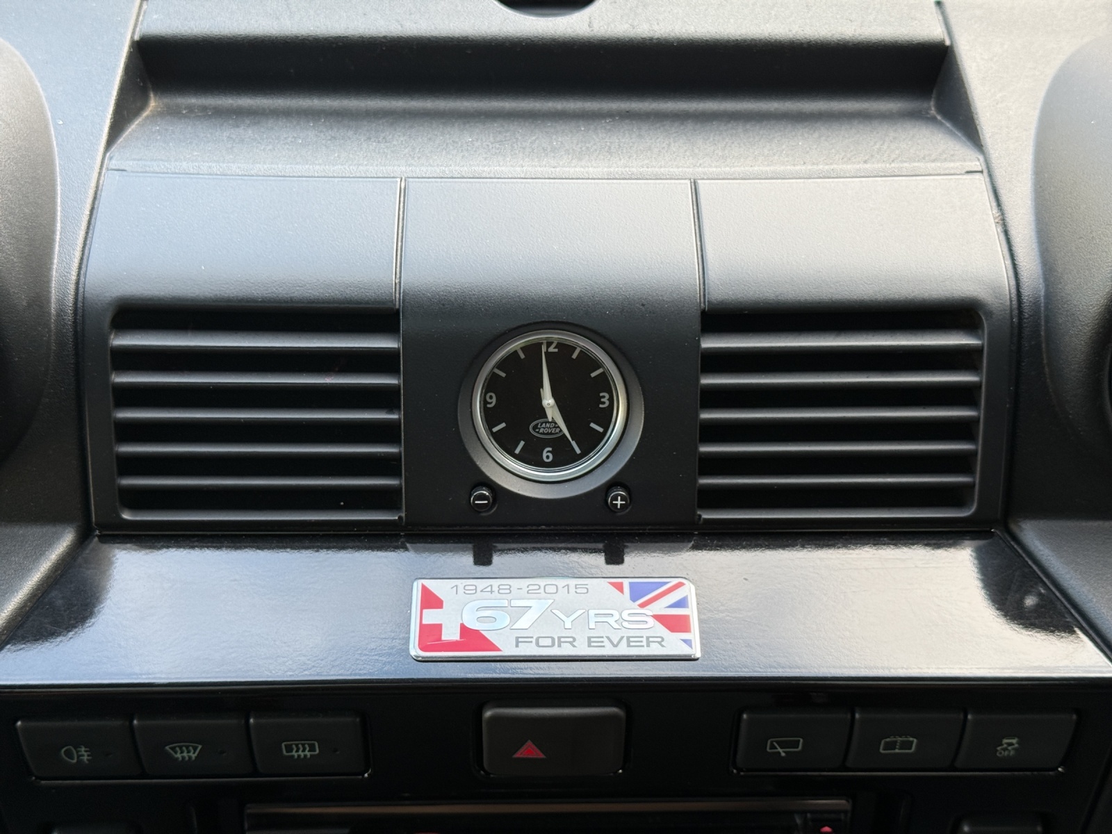 LAND ROVER Defender 90 2.2 TD4 Station Wagon Adventure-image-14