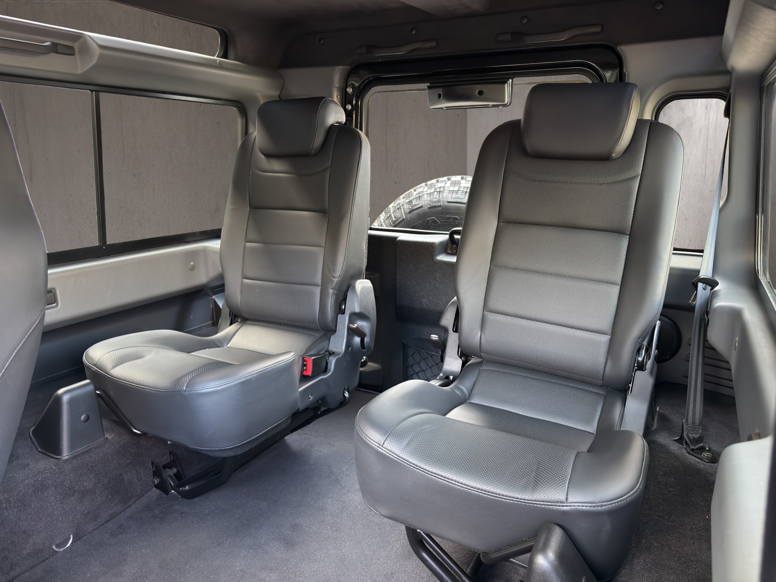 LAND ROVER Defender 90 2.2 TD4 Station Wagon Adventure-image-6