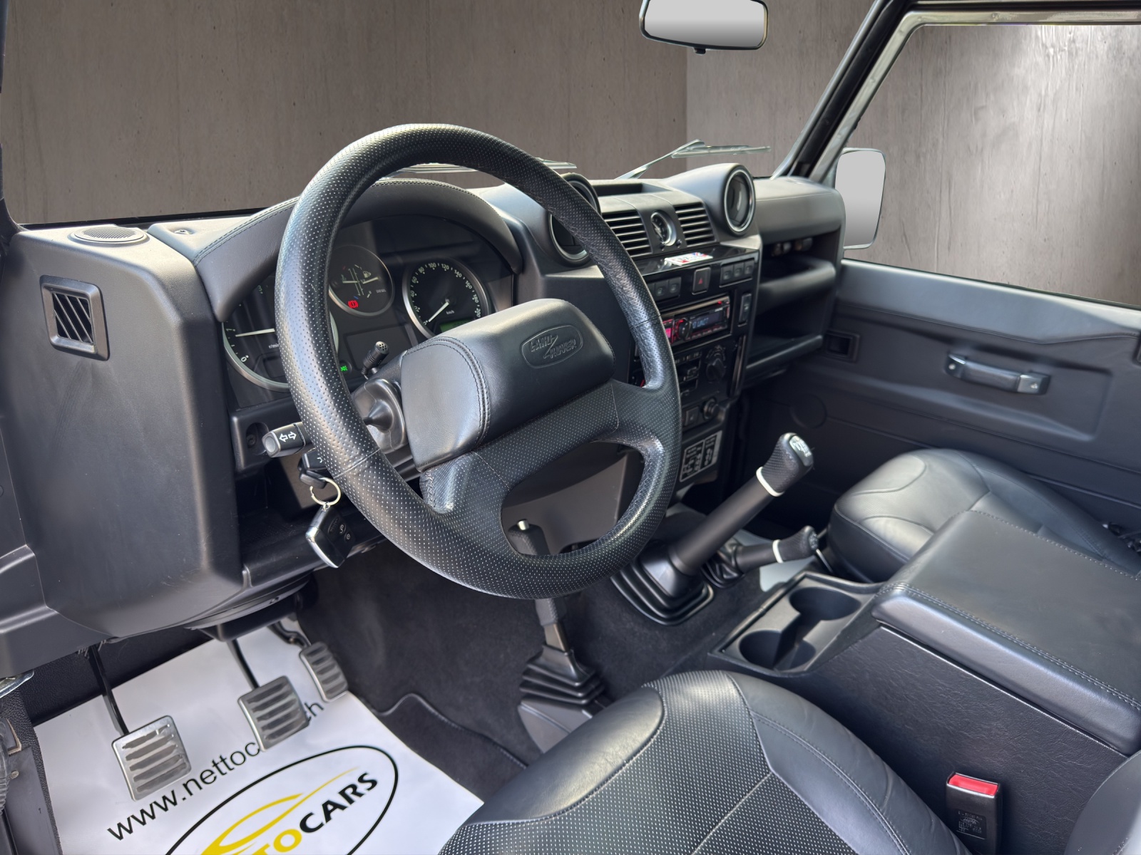 LAND ROVER Defender 90 2.2 TD4 Station Wagon Adventure-image-7