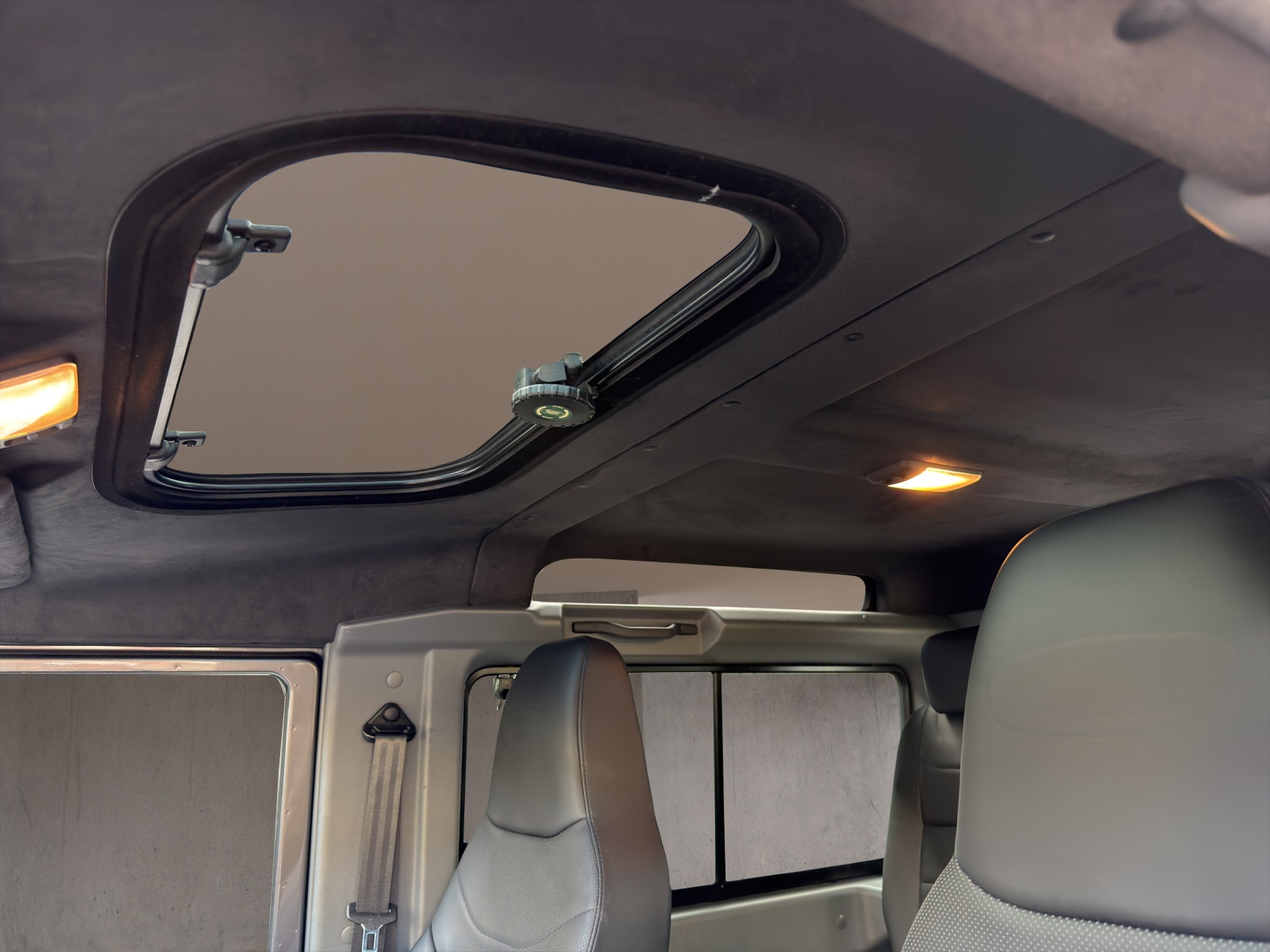 LAND ROVER Defender 90 2.2 TD4 Station Wagon Adventure-image-23