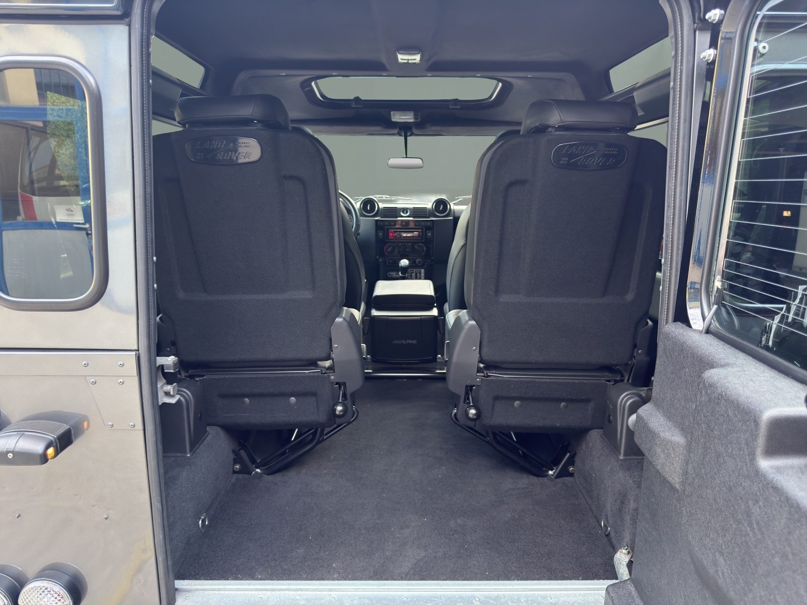 LAND ROVER Defender 90 2.2 TD4 Station Wagon Adventure-image-21