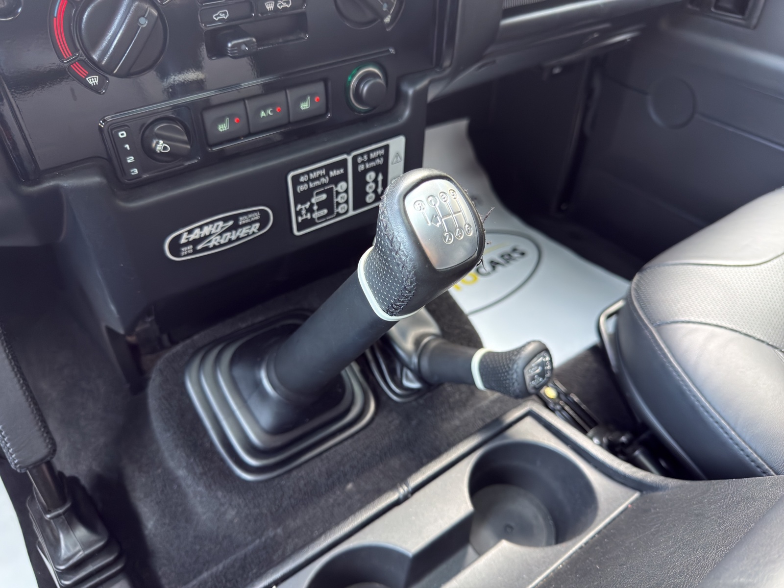 LAND ROVER Defender 90 2.2 TD4 Station Wagon Adventure-image-17