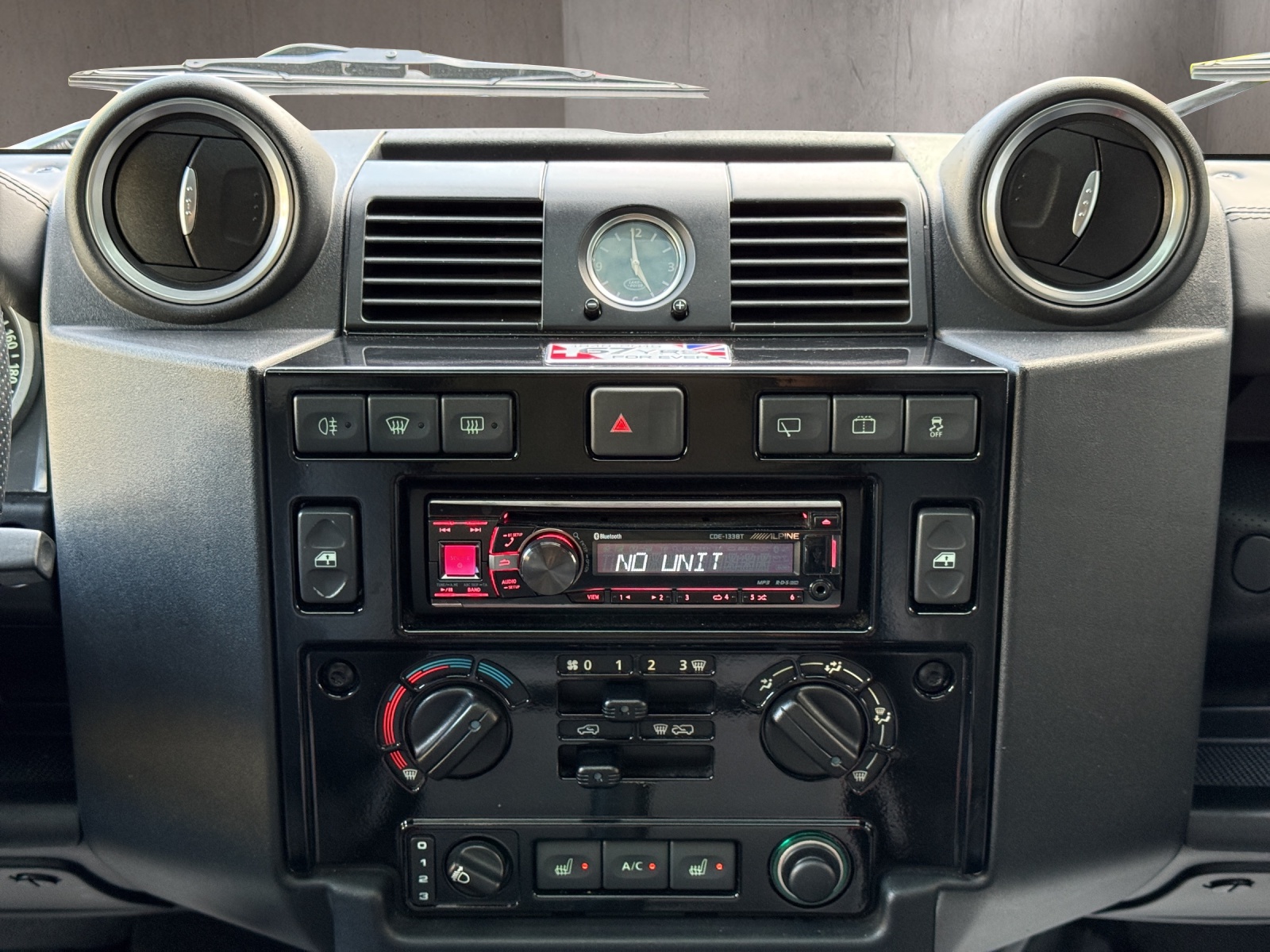LAND ROVER Defender 90 2.2 TD4 Station Wagon Adventure-image-15