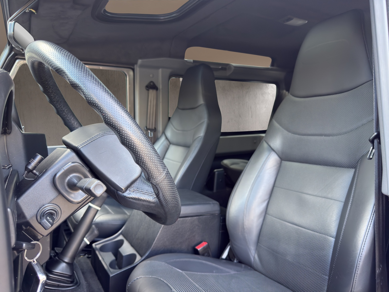 LAND ROVER Defender 90 2.2 TD4 Station Wagon Adventure-image-5