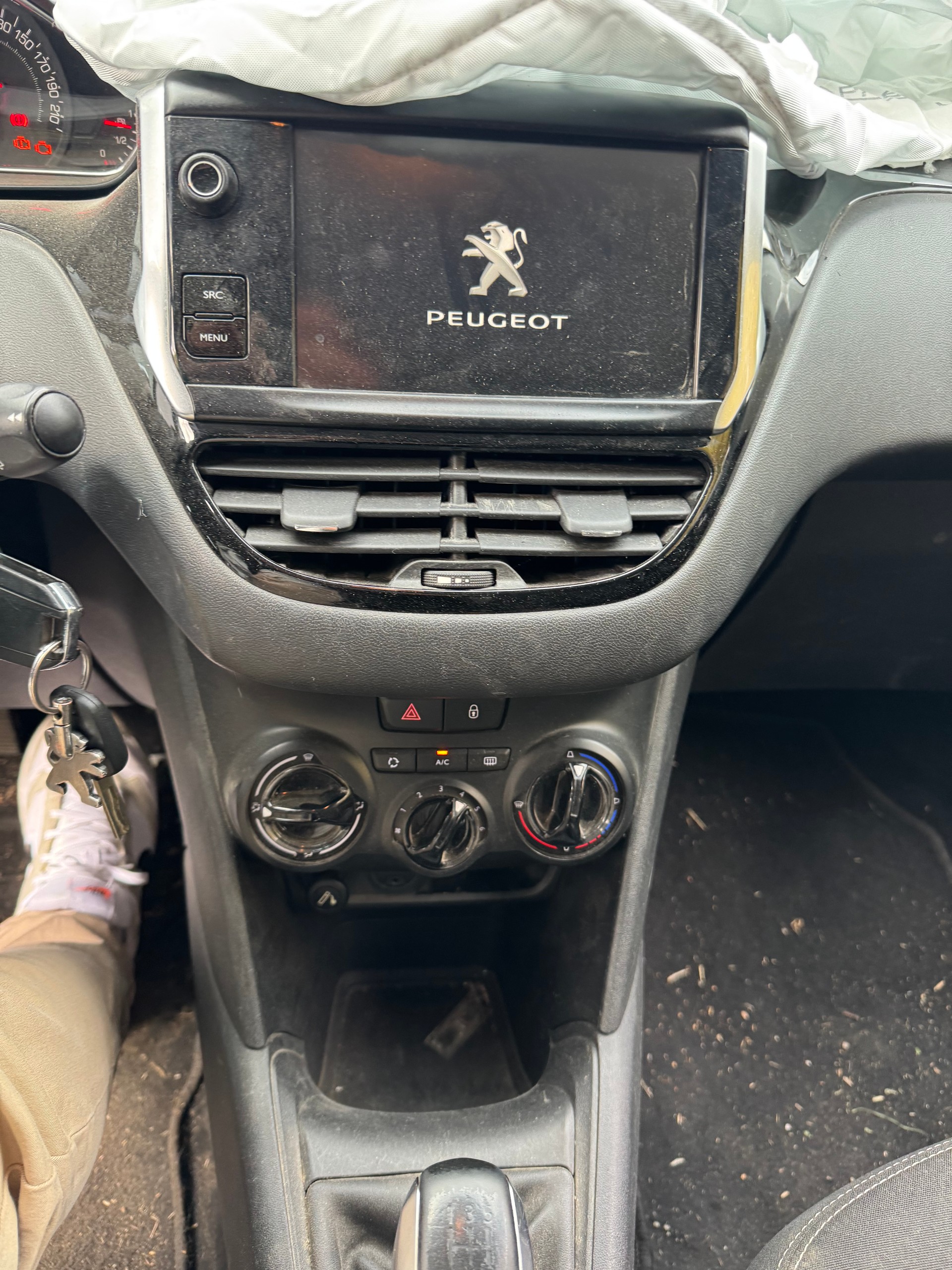 PEUGEOT 208 1.2 VTI Style-image-10
