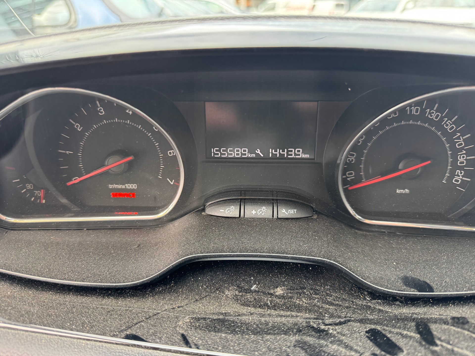 PEUGEOT 208 1.2 VTI Style-image-11