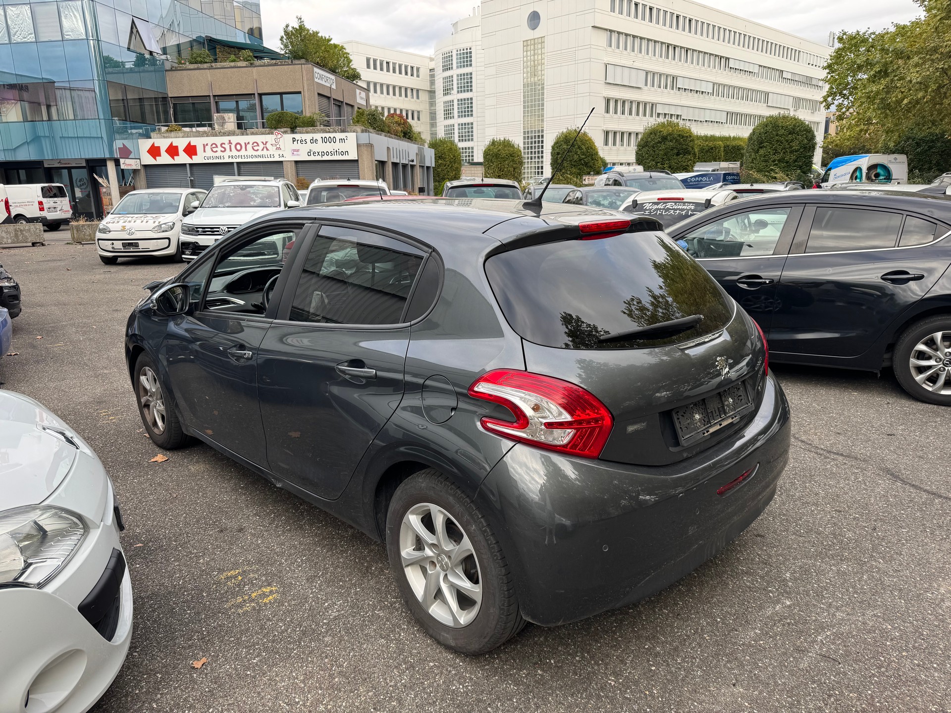 PEUGEOT 208 1.2 VTI Style-image-5