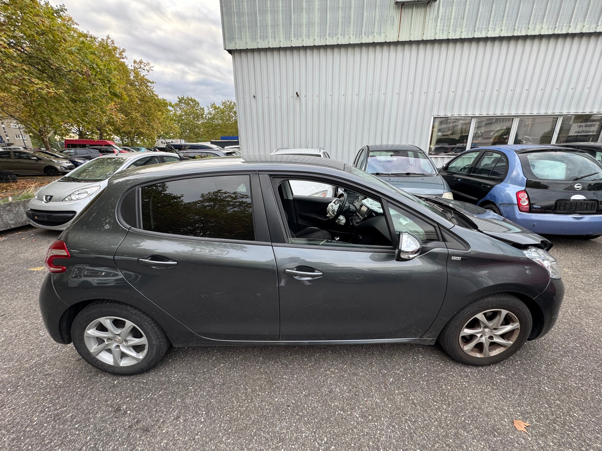 PEUGEOT 208 1.2 VTI Style-image-4