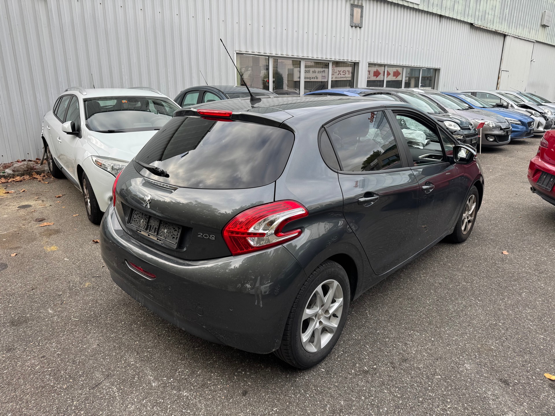 PEUGEOT 208 1.2 VTI Style-image-6