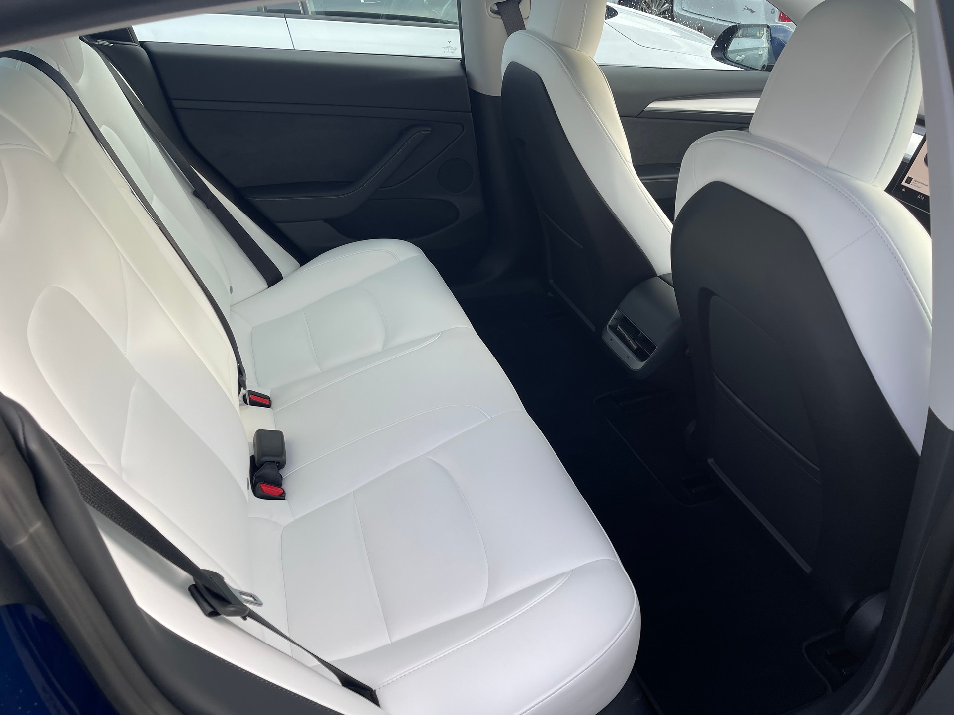 TESLA MODEL 3-image-3