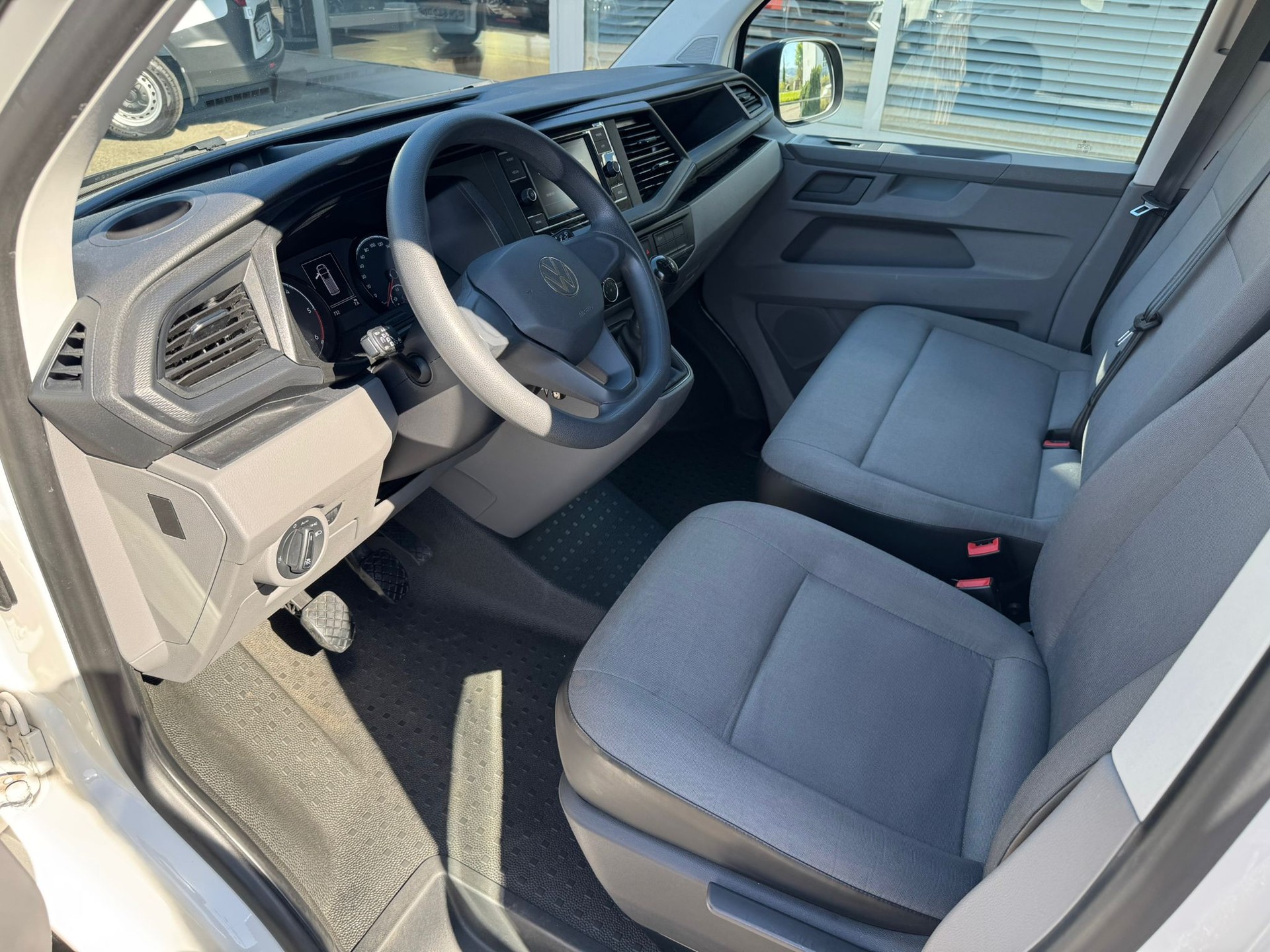 VW T6.1 2.0 TDI-image-1