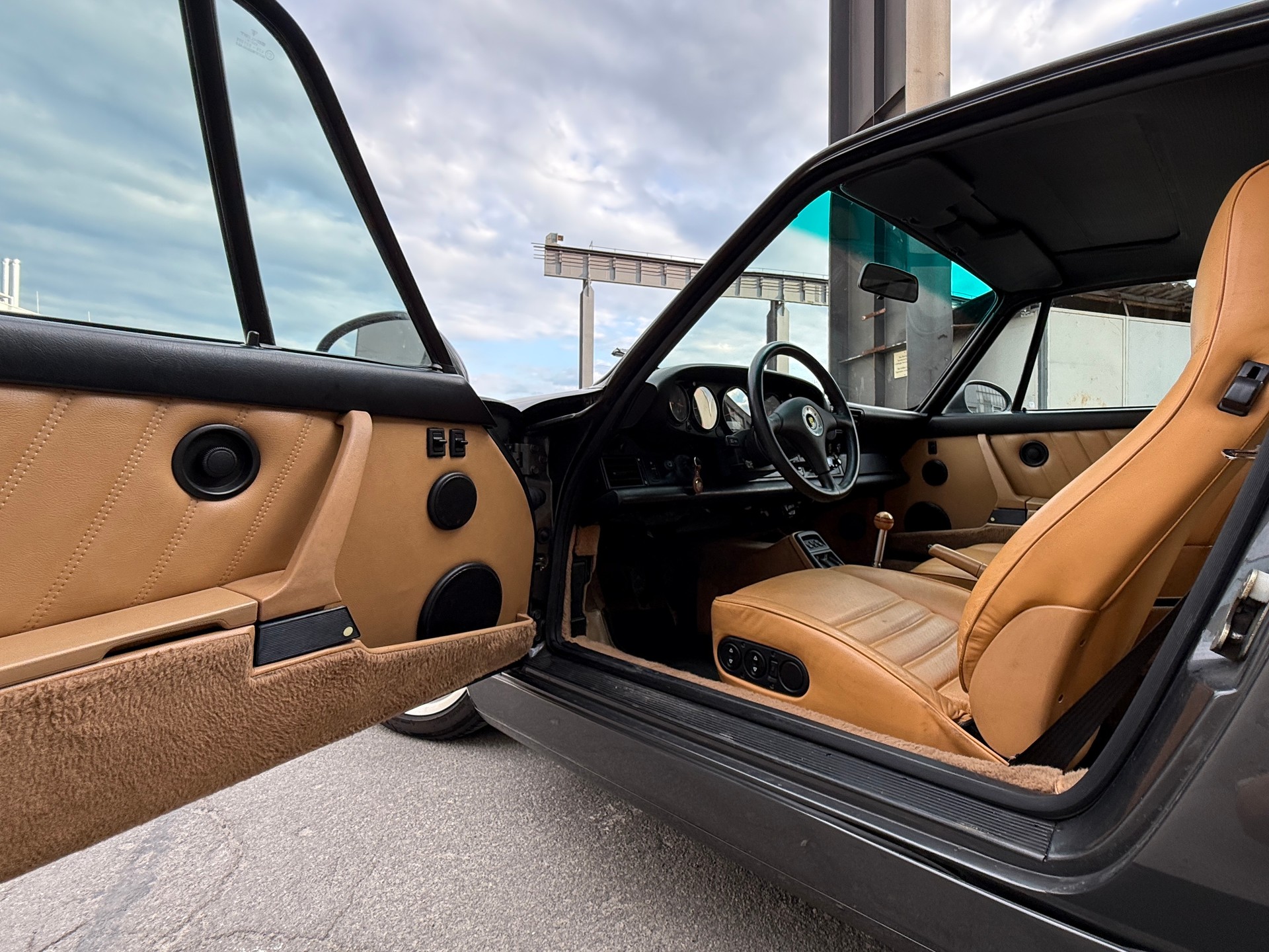 PORSCHE 911 Carrera 4-image-5
