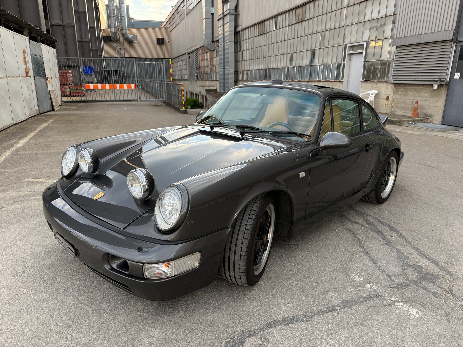 PORSCHE 911 Carrera 4-image-1
