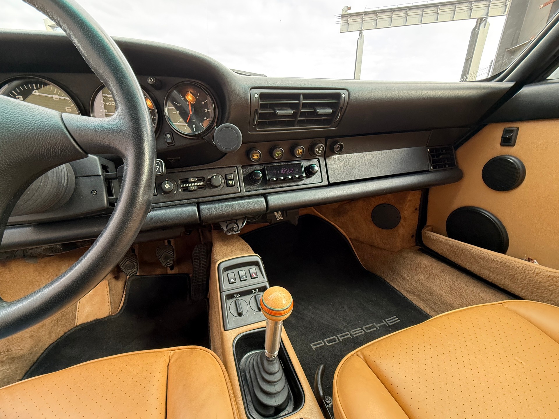 PORSCHE 911 Carrera 4-image-7