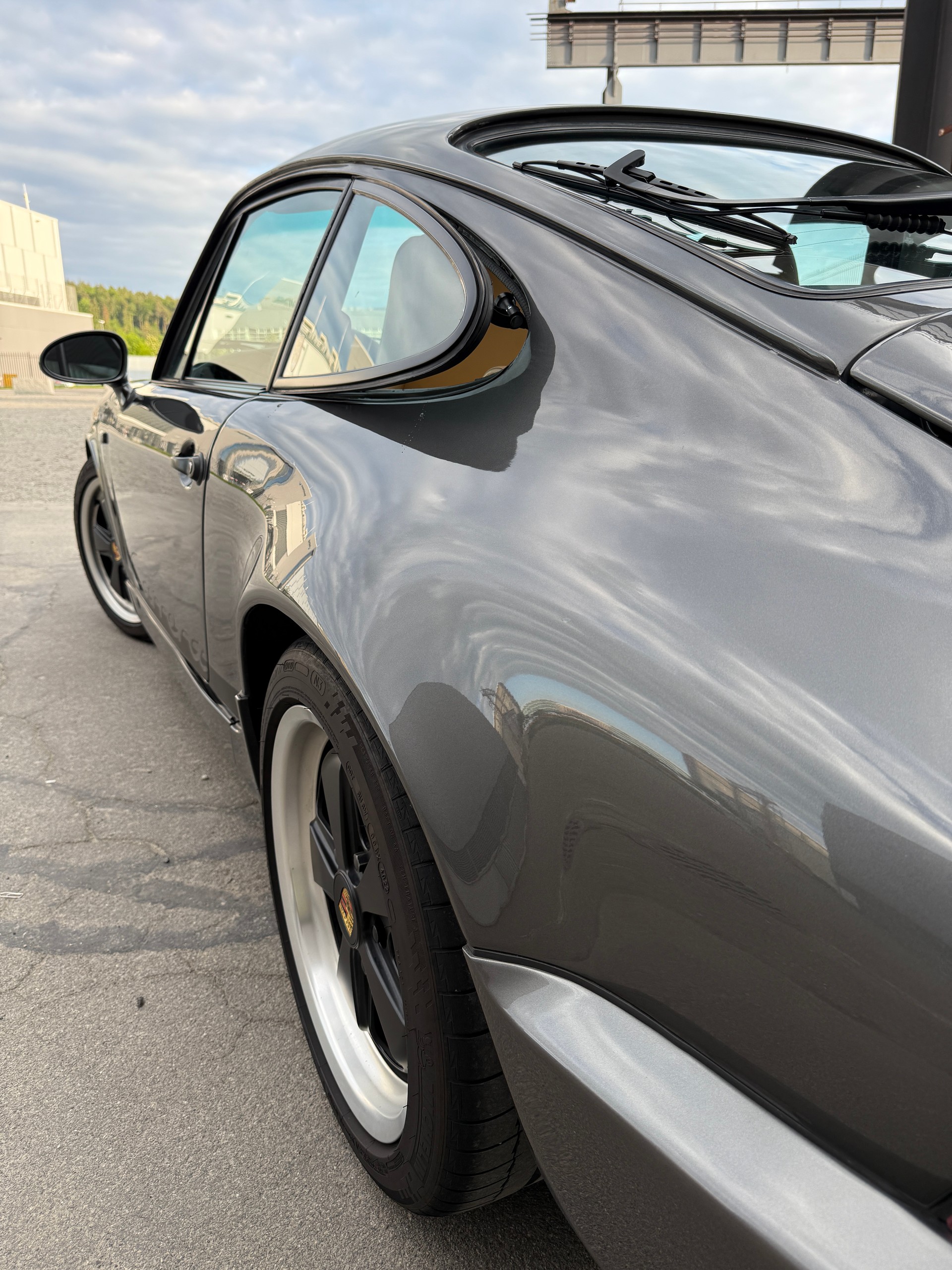 PORSCHE 911 Carrera 4-image-4