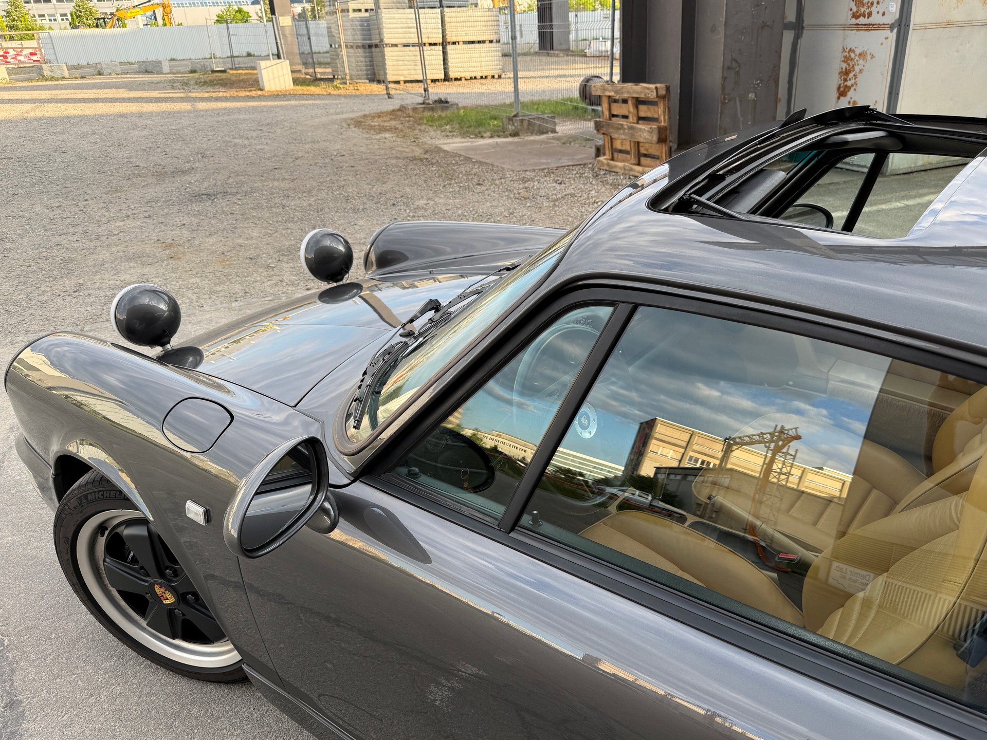 PORSCHE 911 Carrera 4-image-3