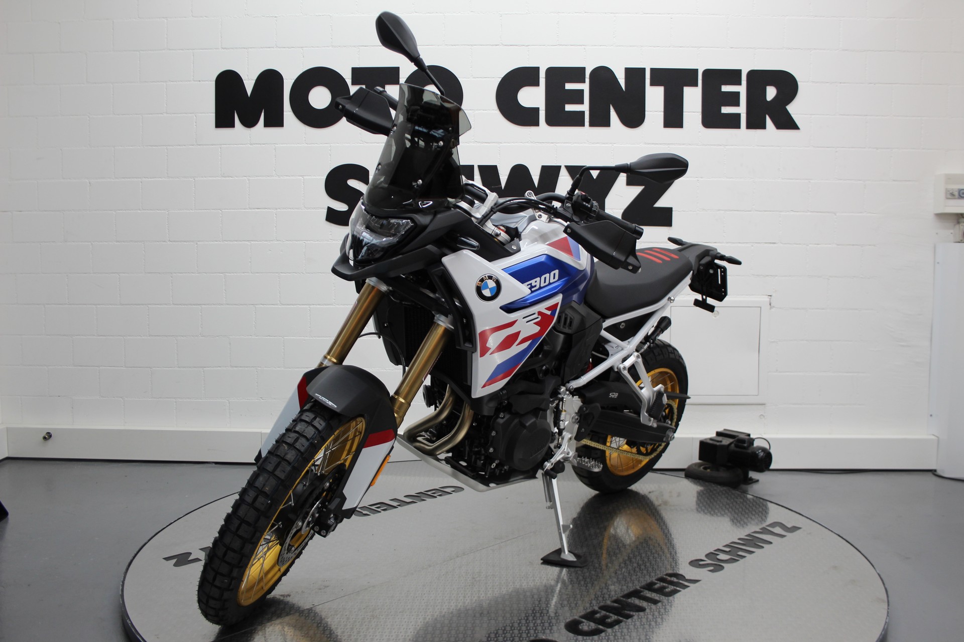 BMW F 900 GS-showroom-element-3