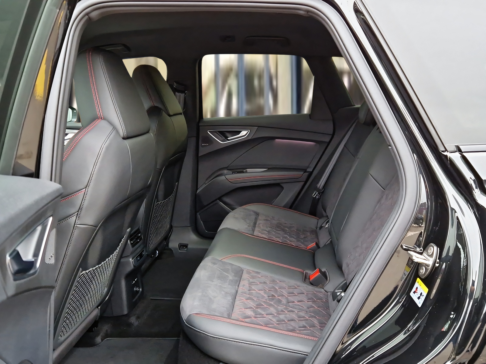 AUDI Q4 e-tron 45 Edition Swiss Ski quattro Mythosschwarz Metallic-image-9