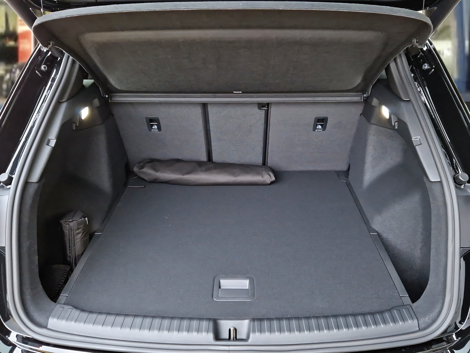 AUDI Q4 e-tron 45 Edition Swiss Ski quattro Mythosschwarz Metallic-image-5