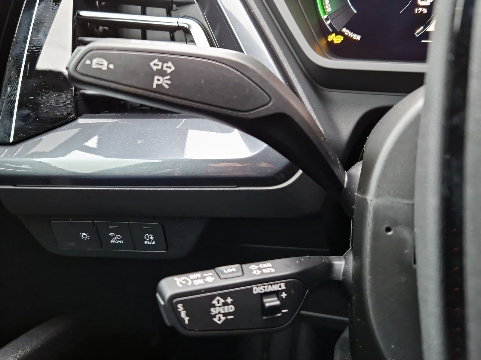 AUDI Q4 e-tron 45 Edition Swiss Ski quattro Mythosschwarz Metallic-image-17