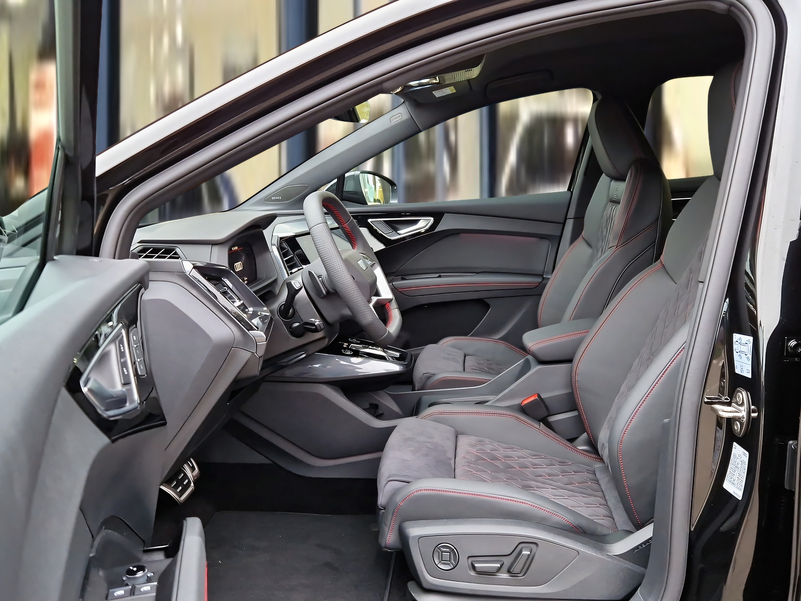 AUDI Q4 e-tron 45 Edition Swiss Ski quattro Mythosschwarz Metallic-image-8
