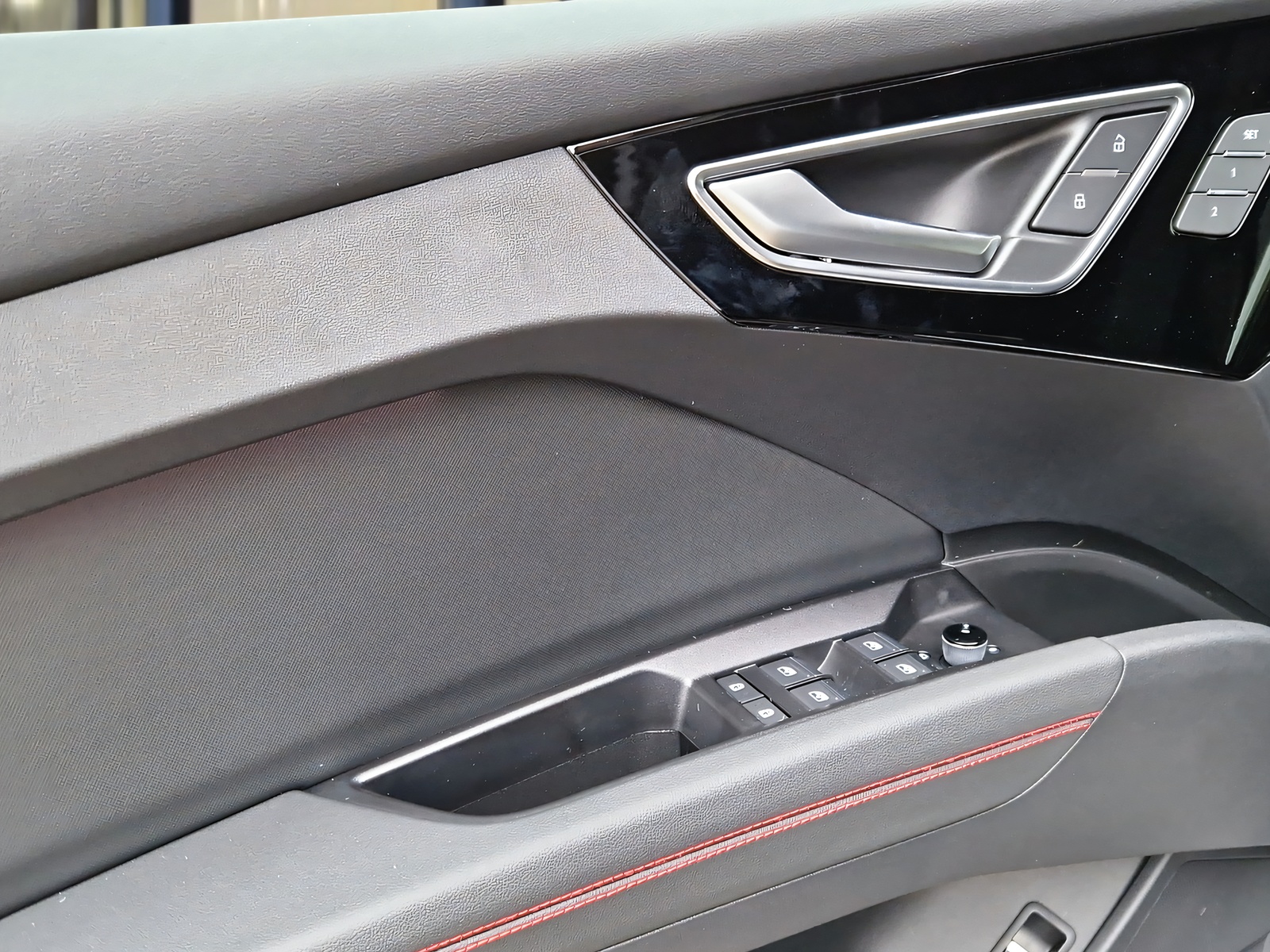 AUDI Q4 e-tron 45 Edition Swiss Ski quattro Mythosschwarz Metallic-image-15