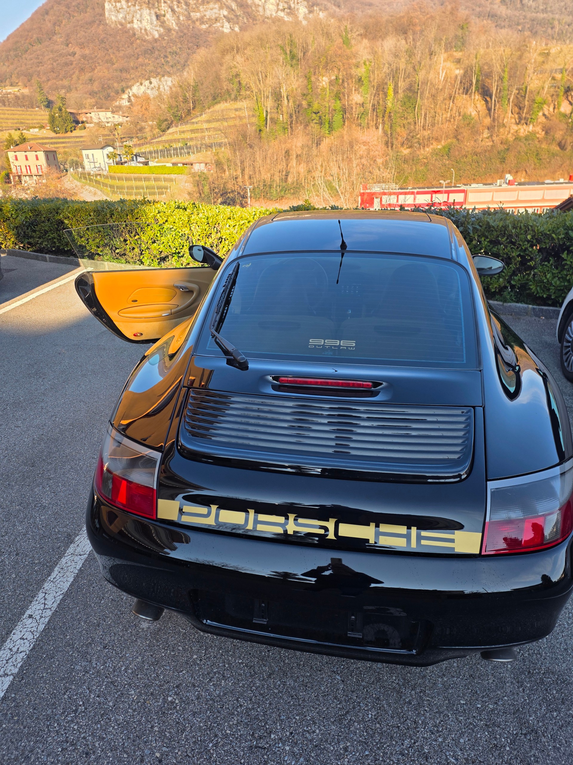 PORSCHE 911 Carrera 4-image-2