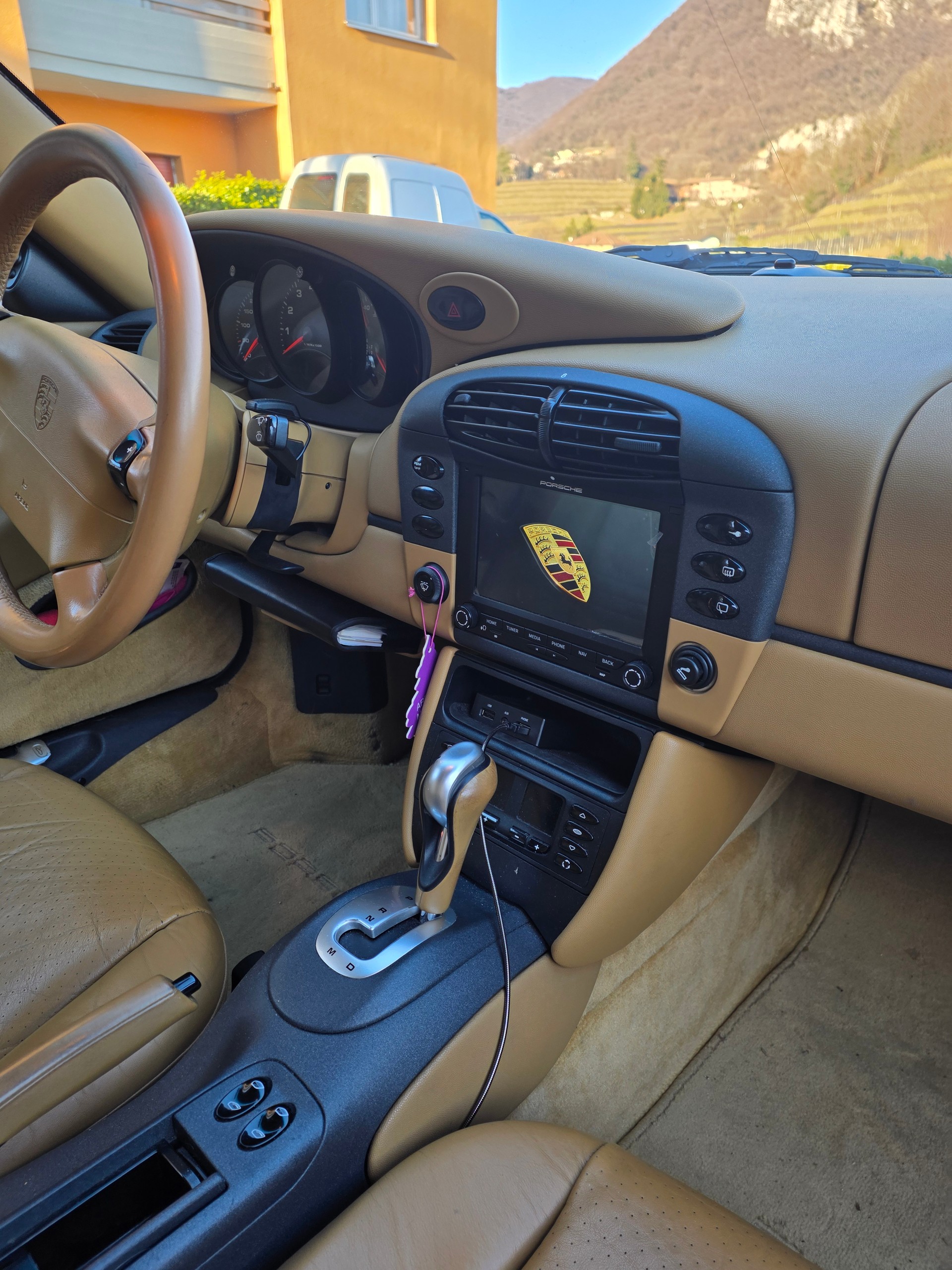 PORSCHE 911 Carrera 4-image-4