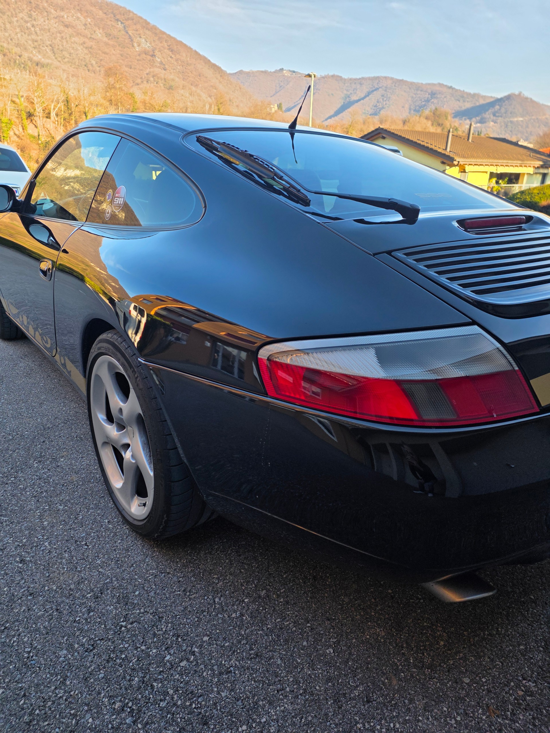 PORSCHE 911 Carrera 4-image-3