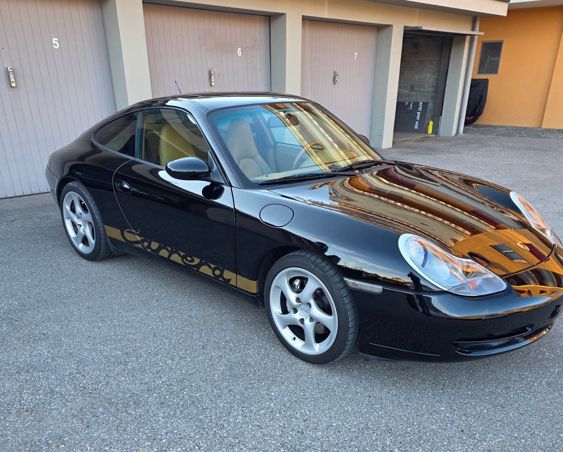 PORSCHE 911 Carrera 4-image-0