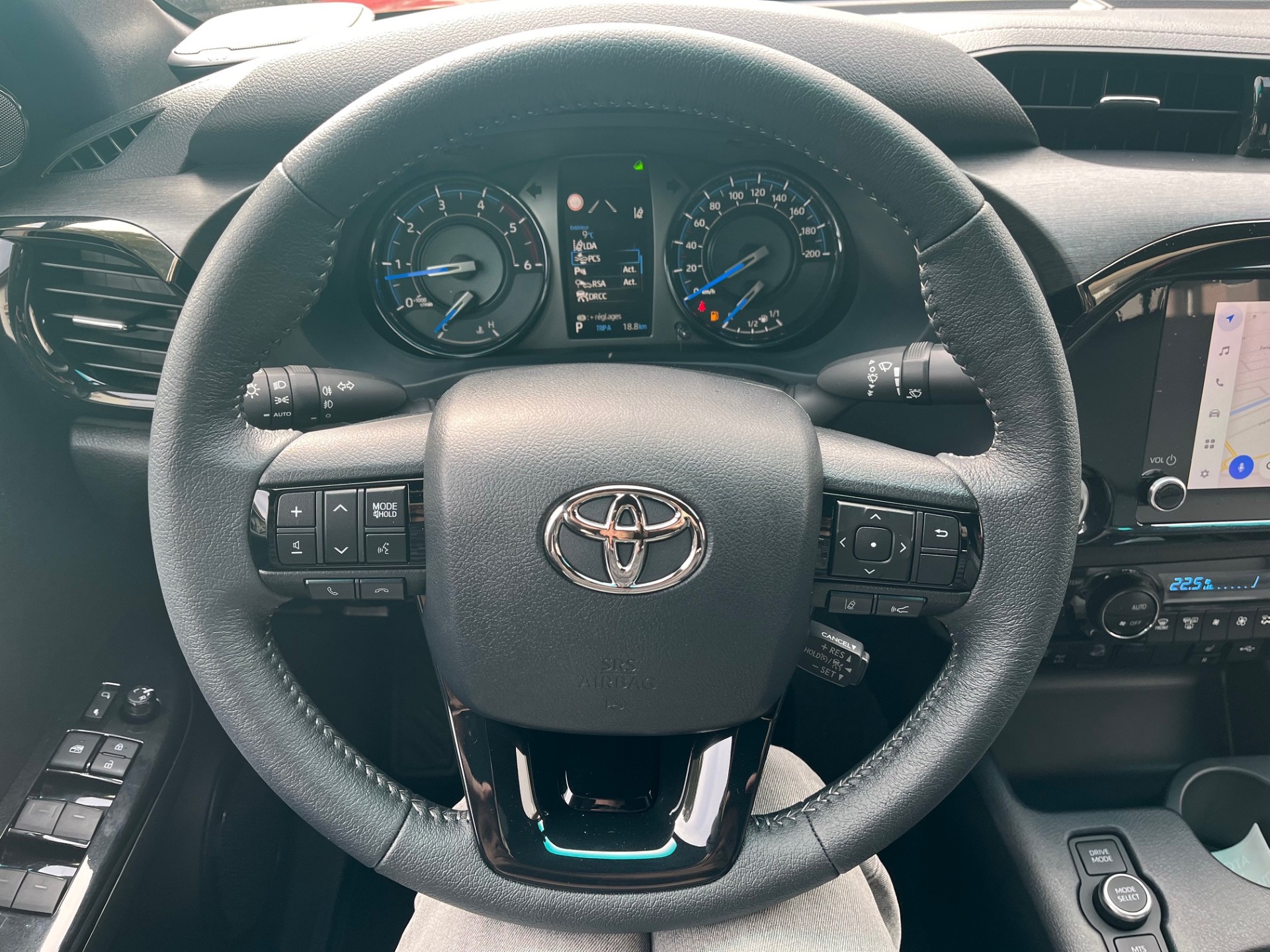 TOYOTA Hilux 2.8d MHEV Invincible Double Cab 4x4-image-9