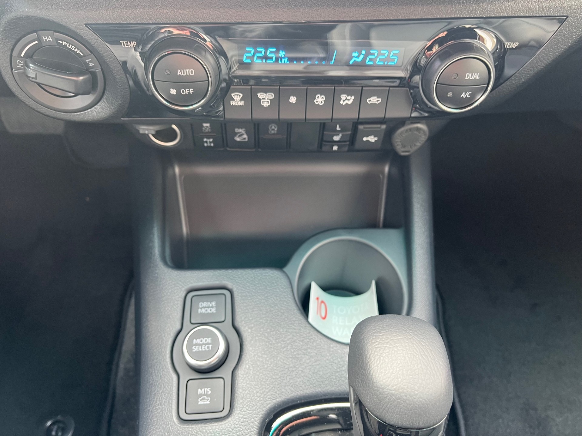 TOYOTA Hilux 2.8d MHEV Invincible Double Cab 4x4-image-10