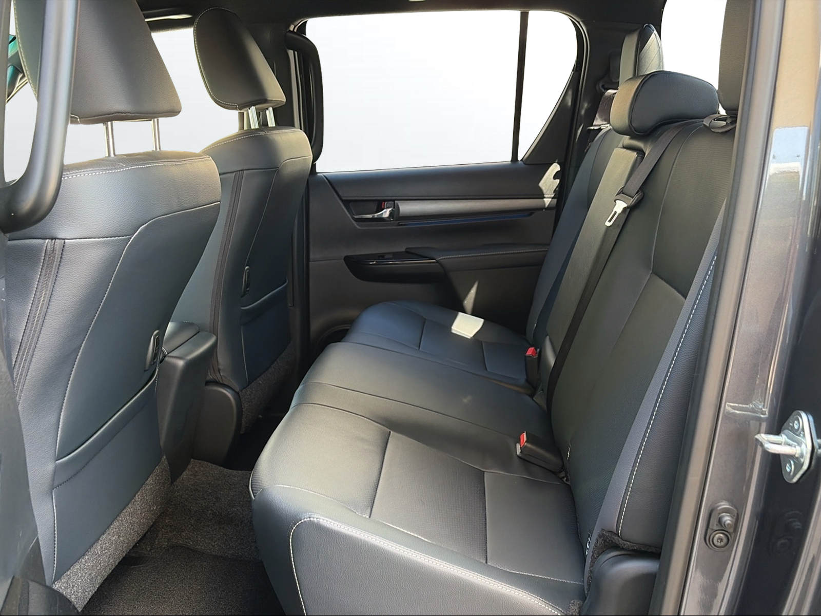 TOYOTA Hilux 2.8d MHEV Invincible Double Cab 4x4-image-7