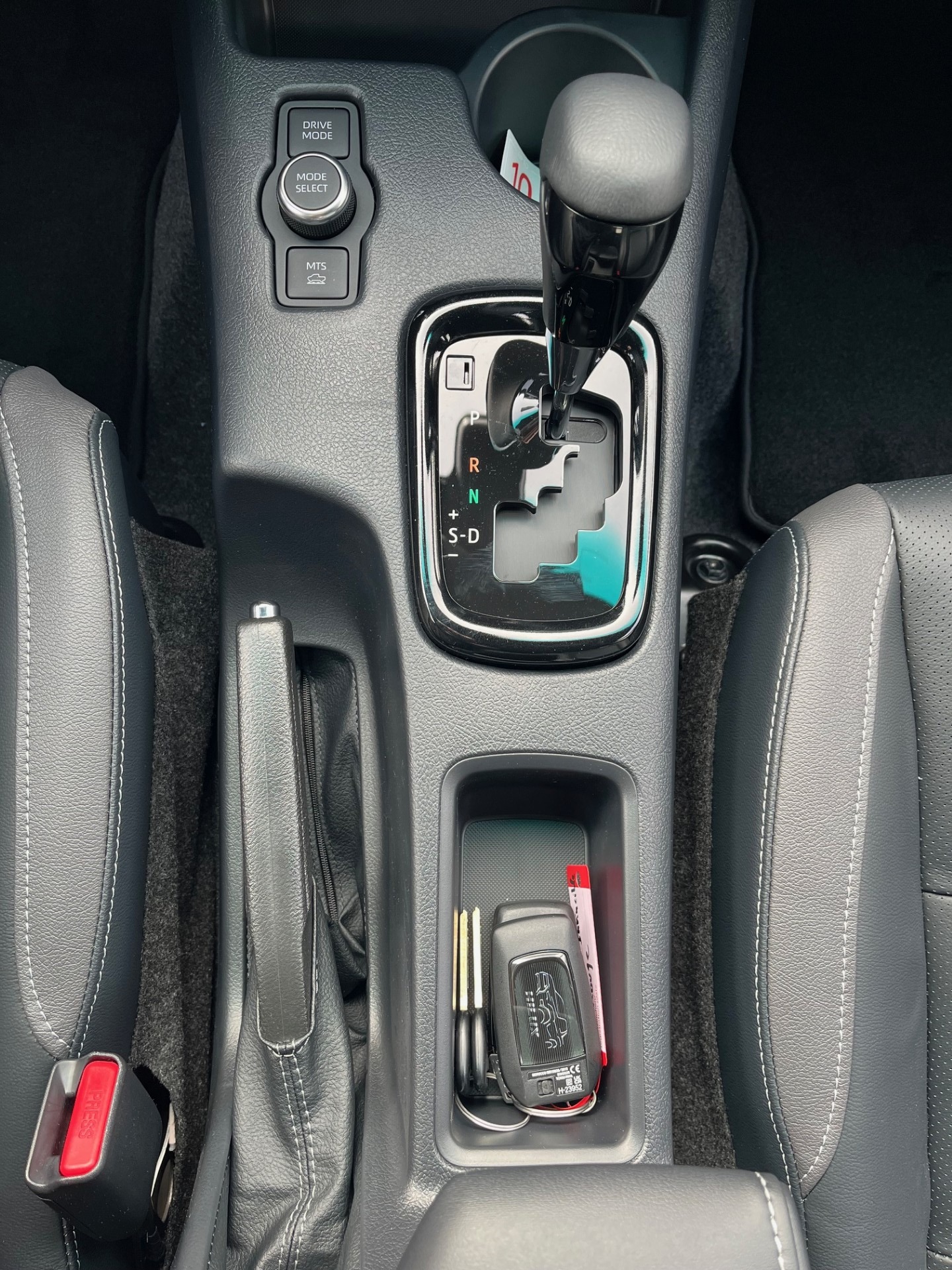 TOYOTA Hilux 2.8d MHEV Invincible Double Cab 4x4-image-11