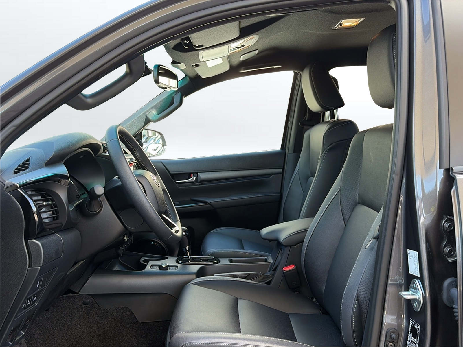 TOYOTA Hilux 2.8d MHEV Invincible Double Cab 4x4-image-6