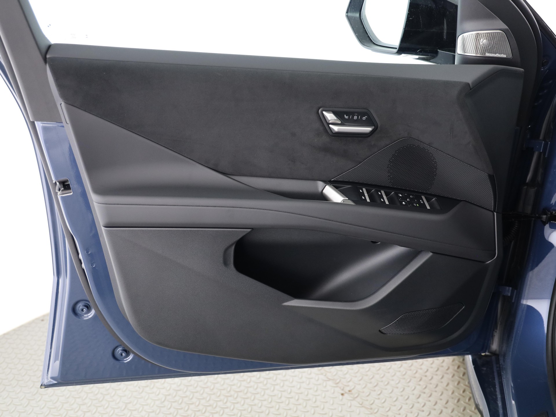 BMW iX3 50 xDrive-image-9