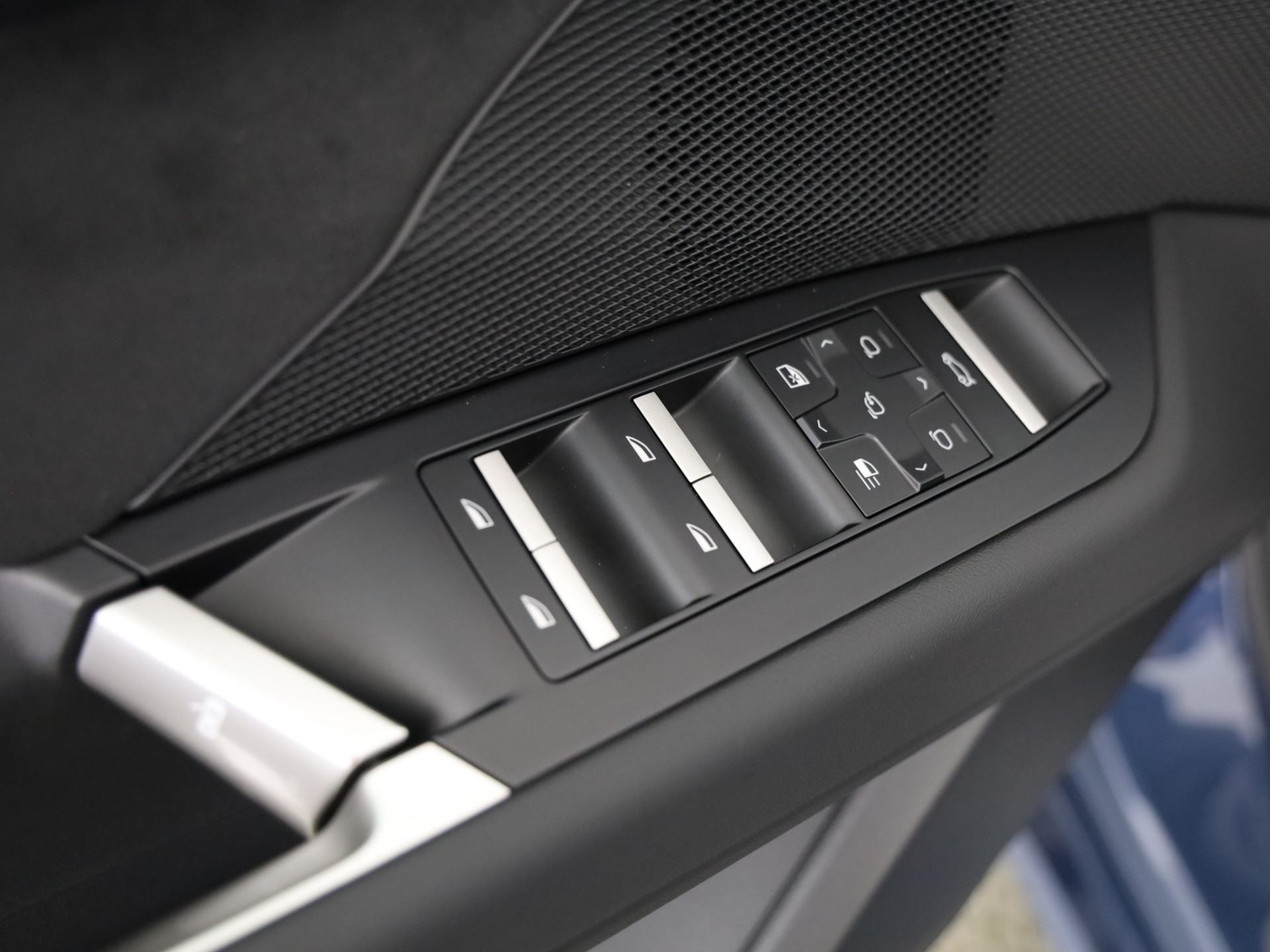 BMW iX3 50 xDrive-image-15