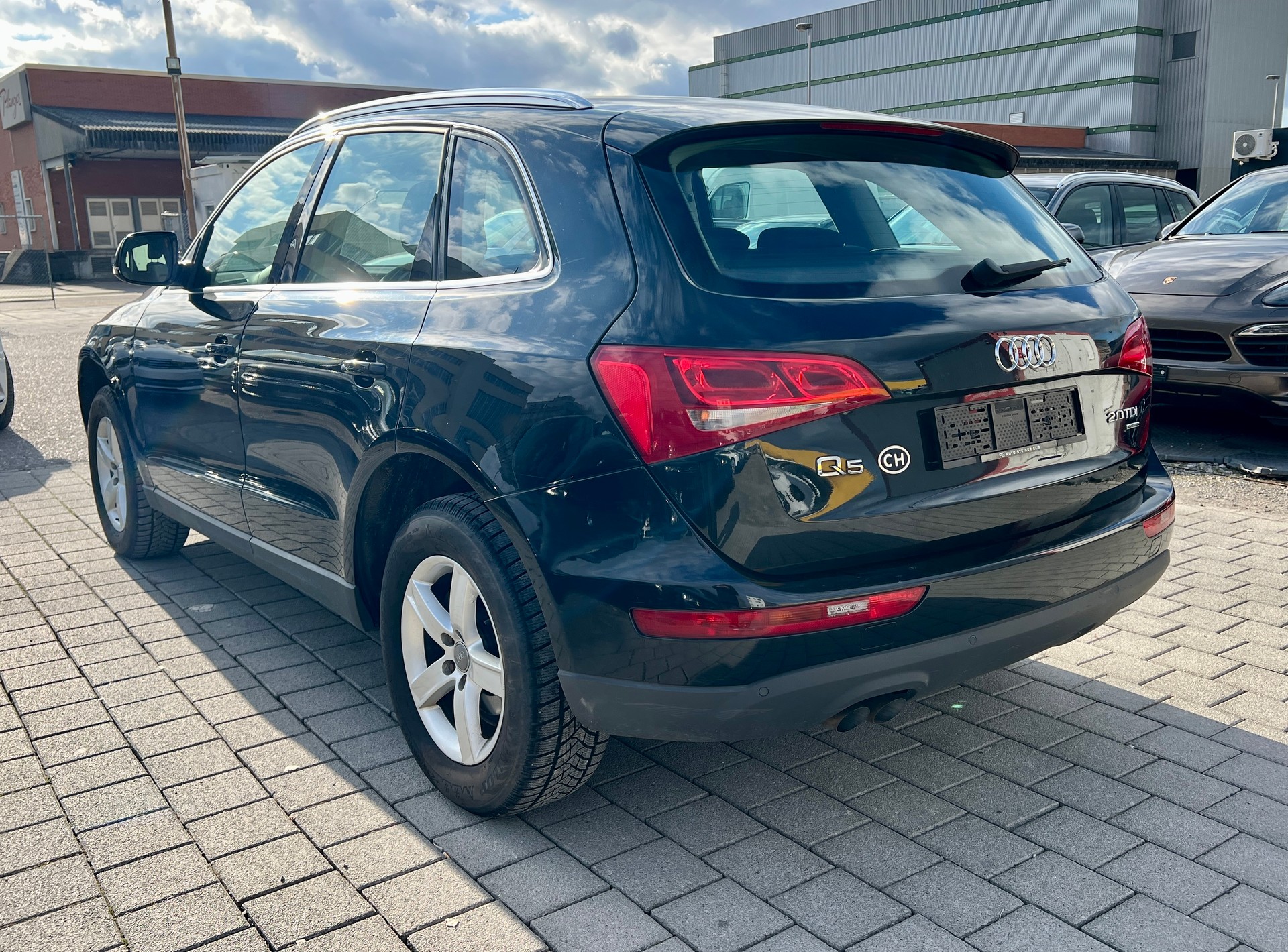 AUDI Q5 2.0 TDI quattro S-tronic Automat (Klimatronik * Alufelgen * Radio CD * Sensoren * BO4)-image-5