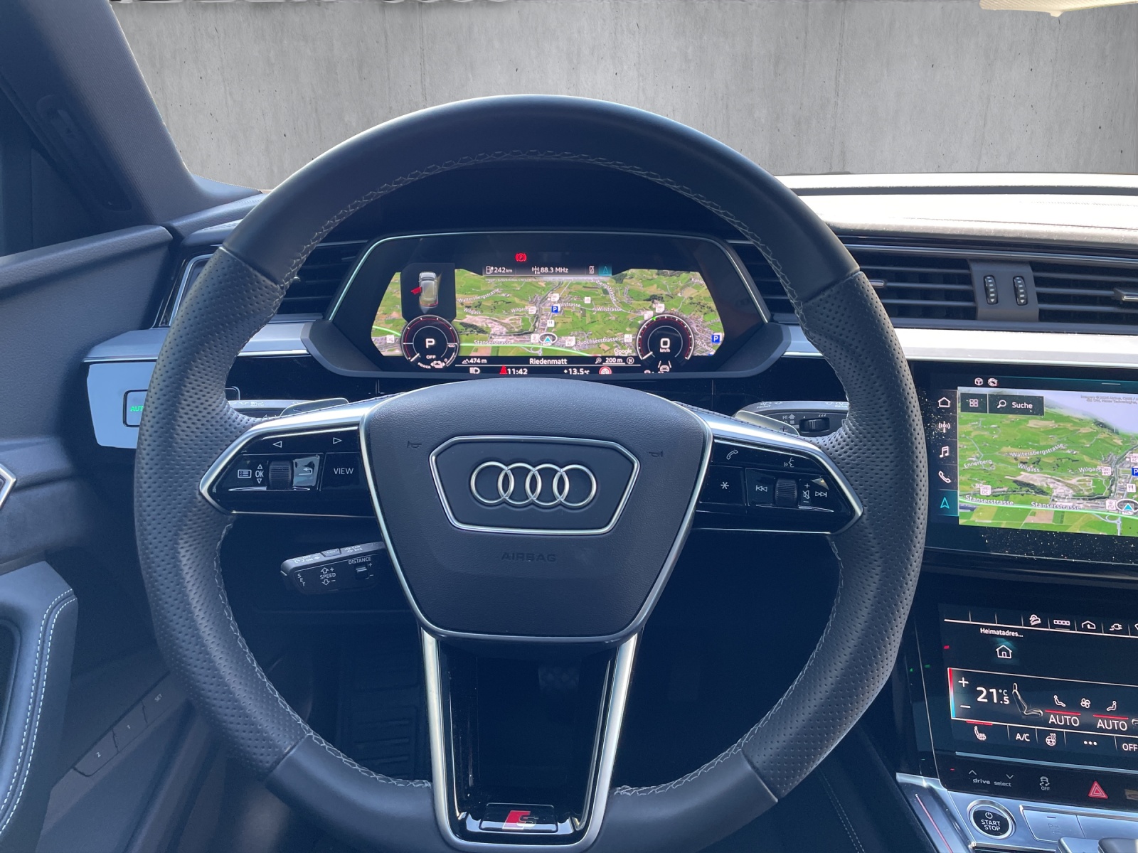 AUDI e-tron 55 S Line Black Edition quattro-image-10