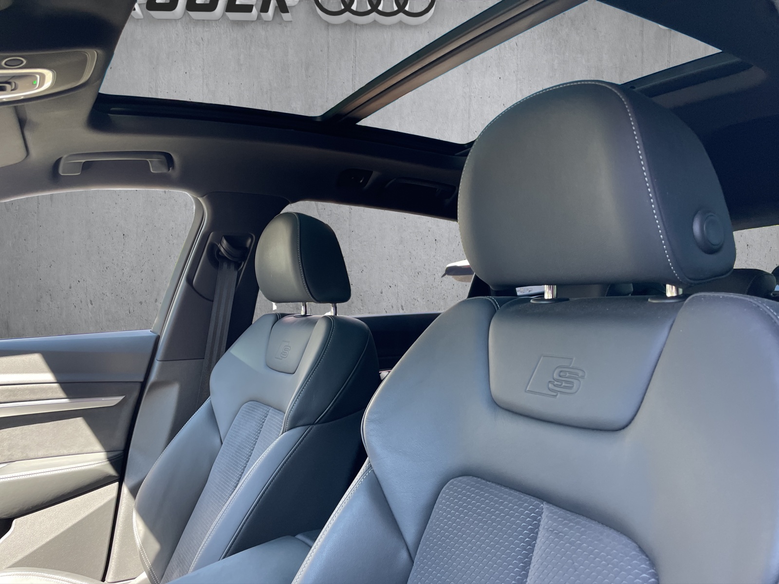 AUDI e-tron 55 S Line Black Edition quattro-image-16