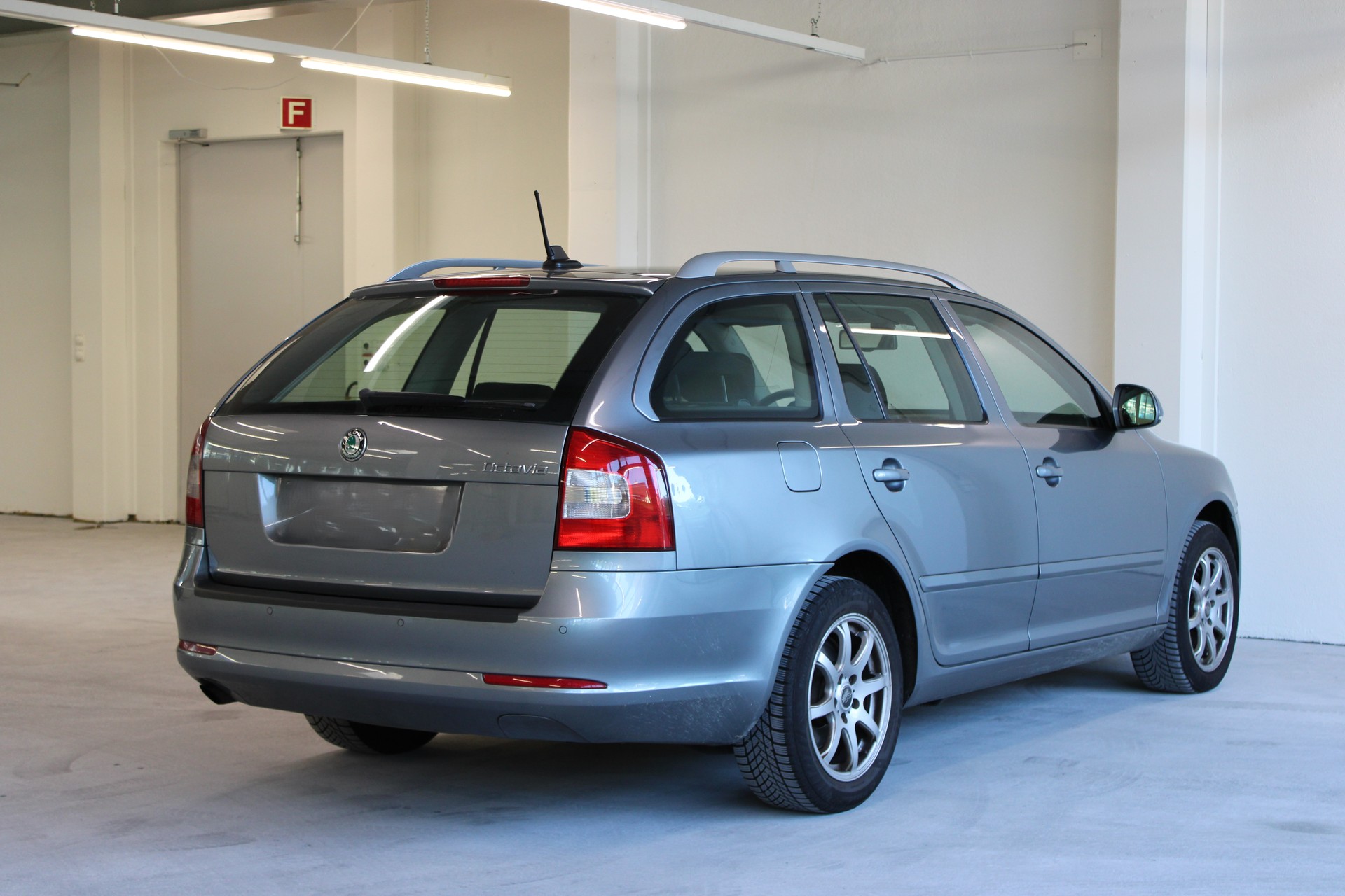 SKODA Octavia Combi 2.0 TDI Family DSG-image-5
