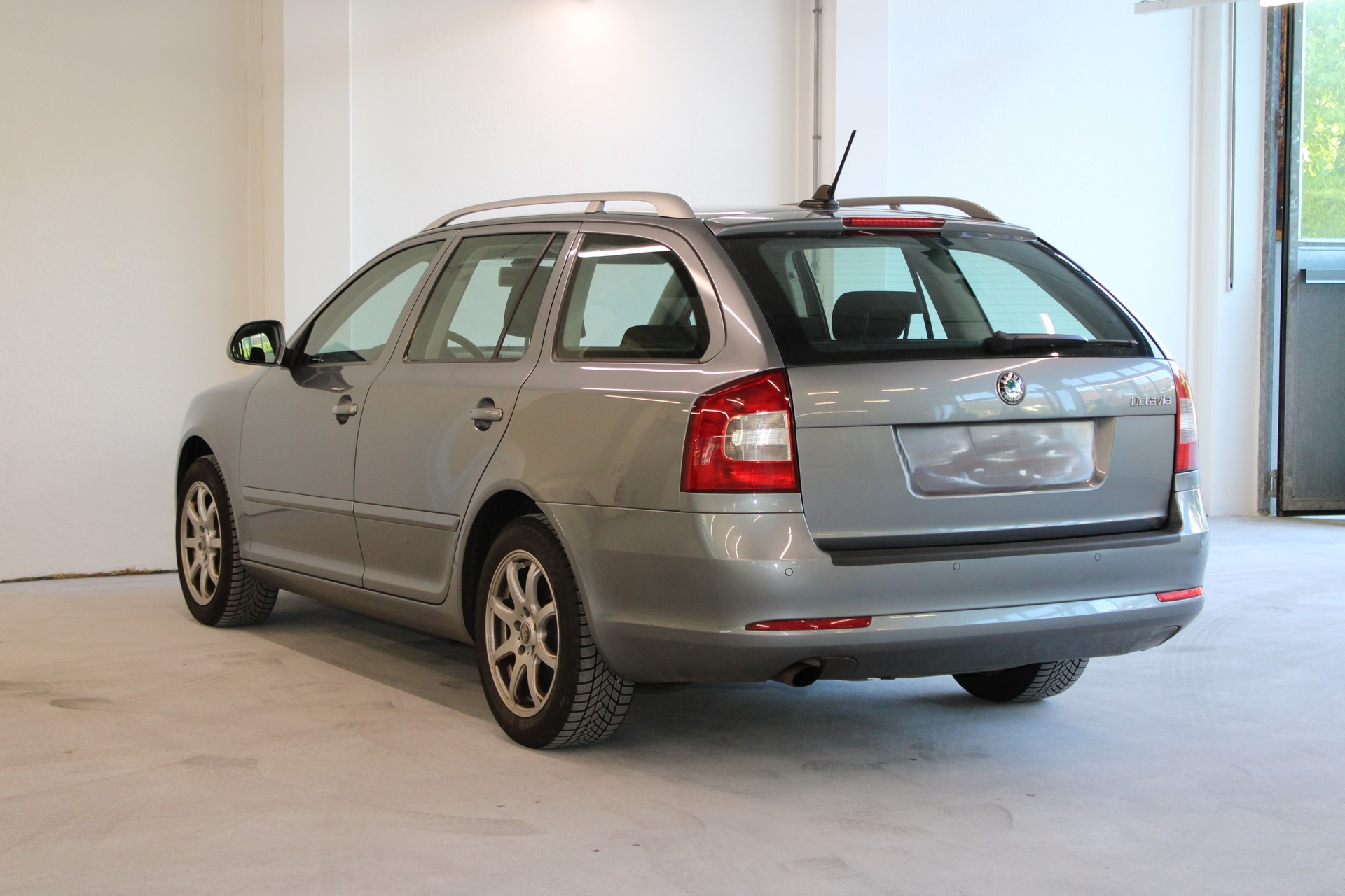 SKODA Octavia Combi 2.0 TDI Family DSG-image-4