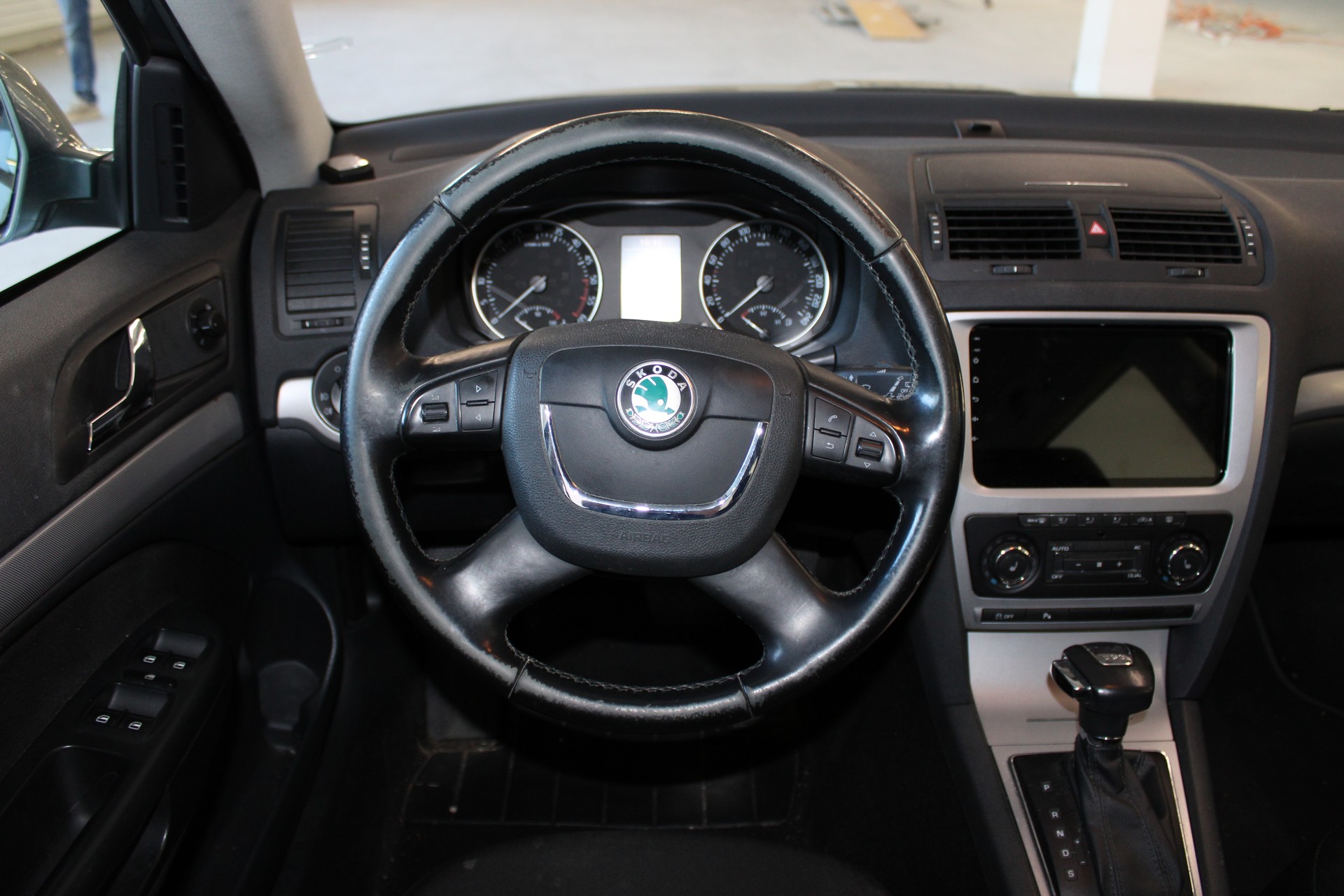SKODA Octavia Combi 2.0 TDI Family DSG-image-11