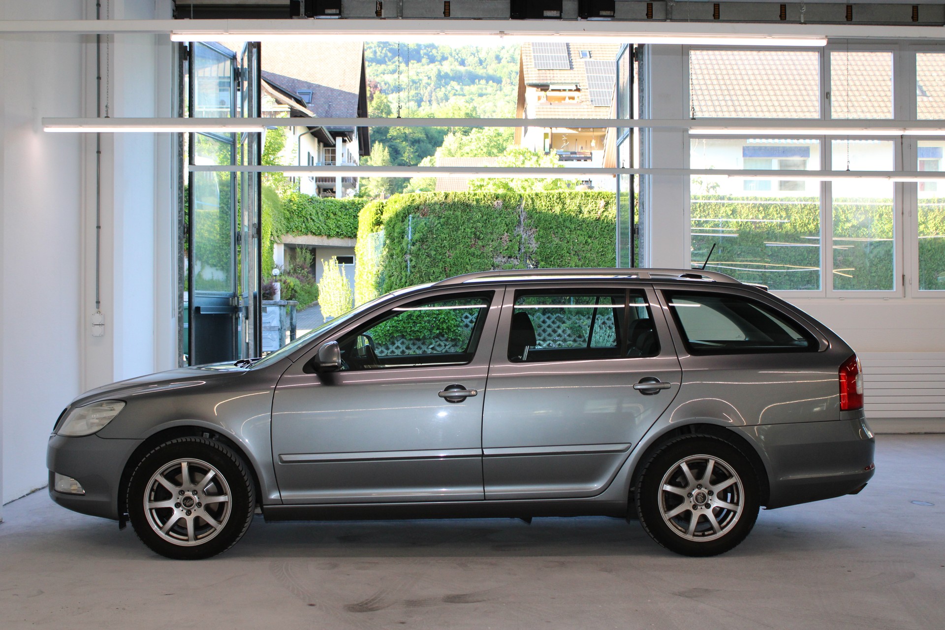 SKODA Octavia Combi 2.0 TDI Family DSG-image-6