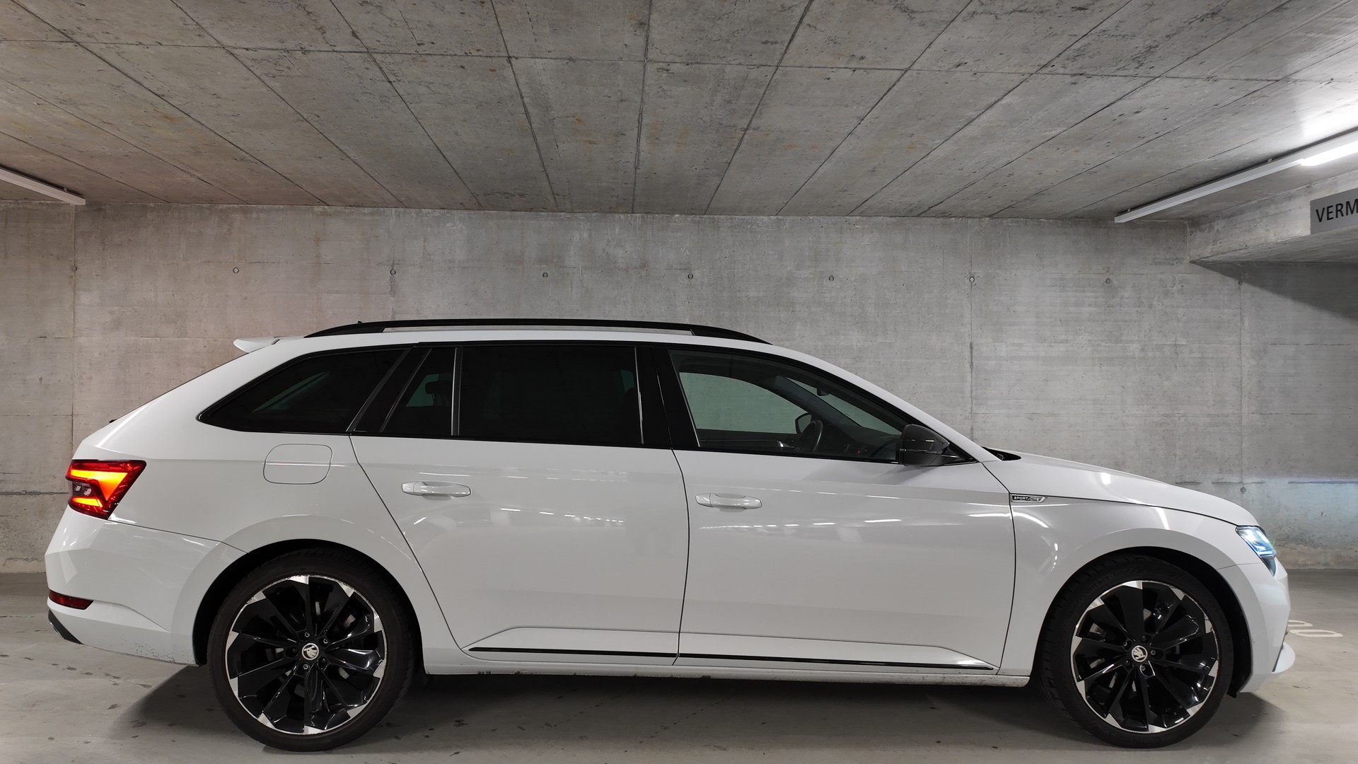 SKODA Superb Combi 2.0 TDi SportLine 4x4 DSG-image-3