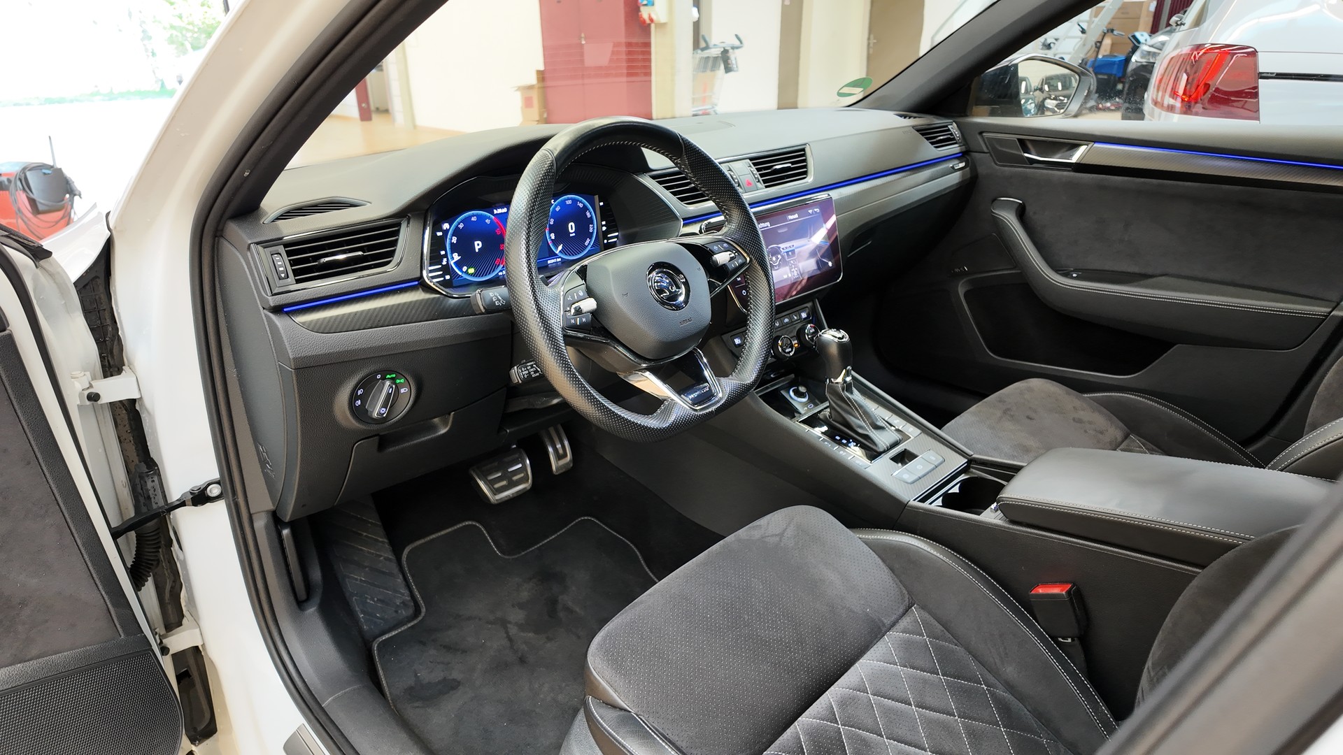 SKODA Superb Combi 2.0 TDi SportLine 4x4 DSG-image-10