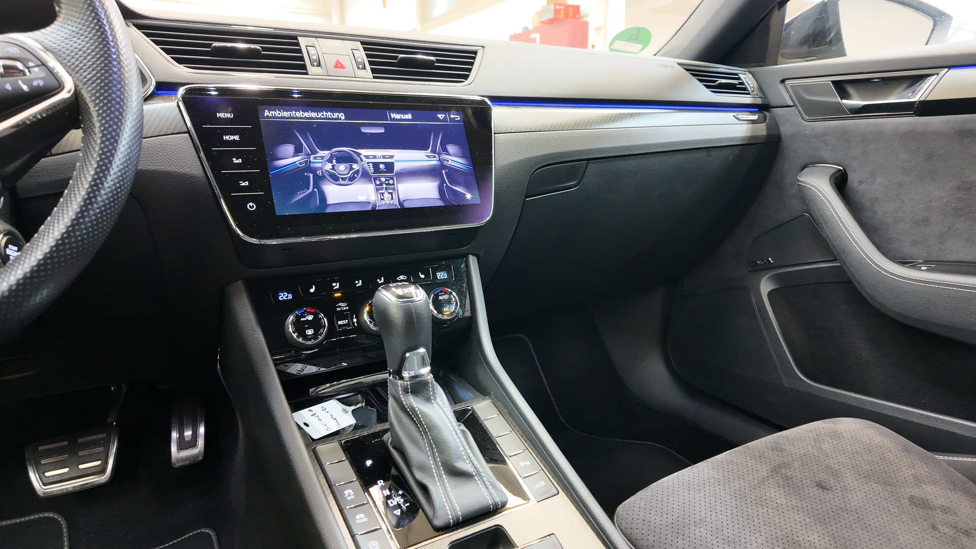 SKODA Superb Combi 2.0 TDi SportLine 4x4 DSG-image-11