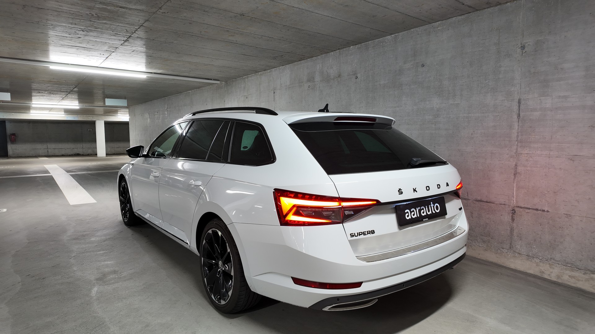 SKODA Superb Combi 2.0 TDi SportLine 4x4 DSG-image-1