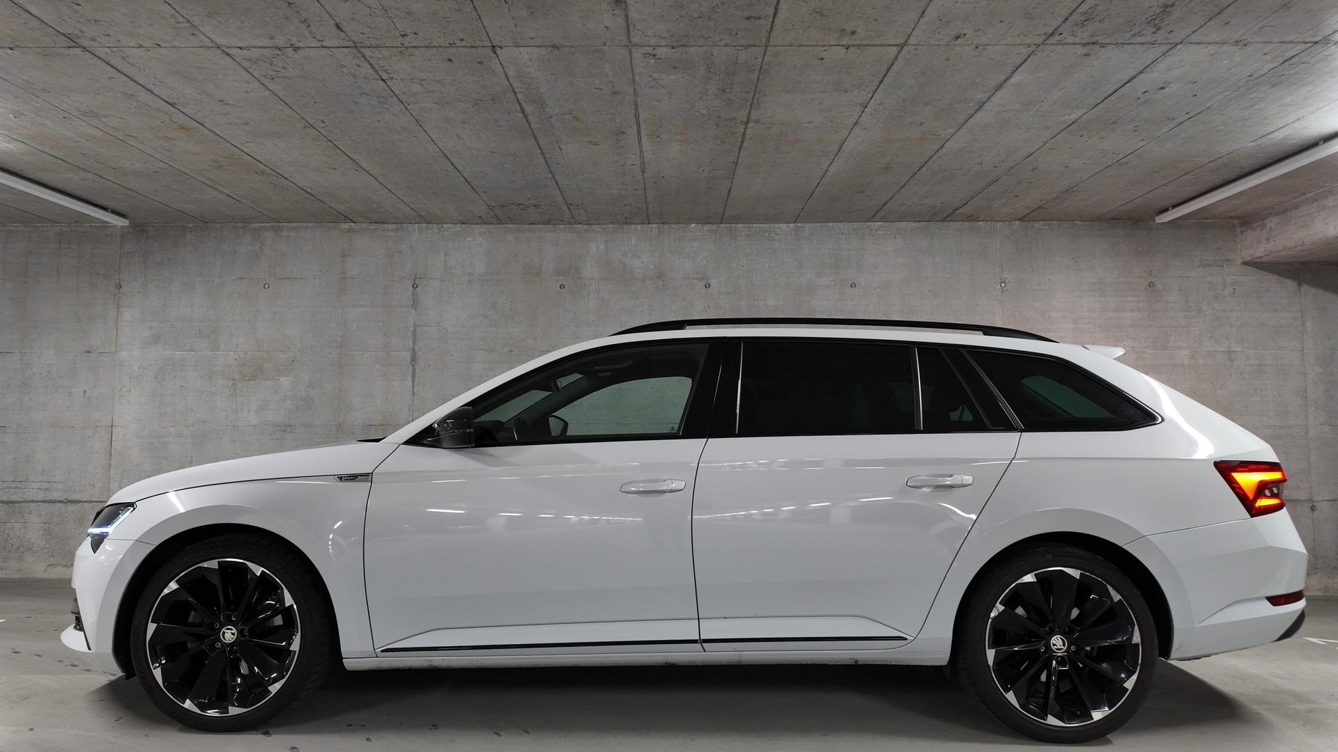 SKODA Superb Combi 2.0 TDi SportLine 4x4 DSG-image-2