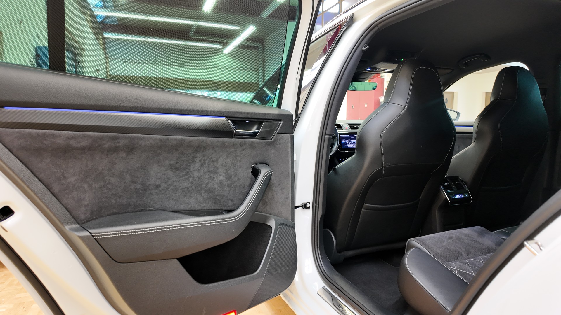 SKODA Superb Combi 2.0 TDi SportLine 4x4 DSG-image-19